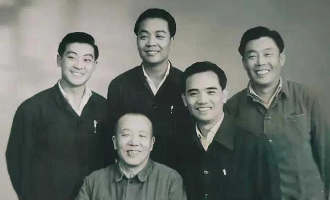 5位中国曲艺界与京剧界的重量级艺术家同框：

我认出了被誉为''通天教主''的相