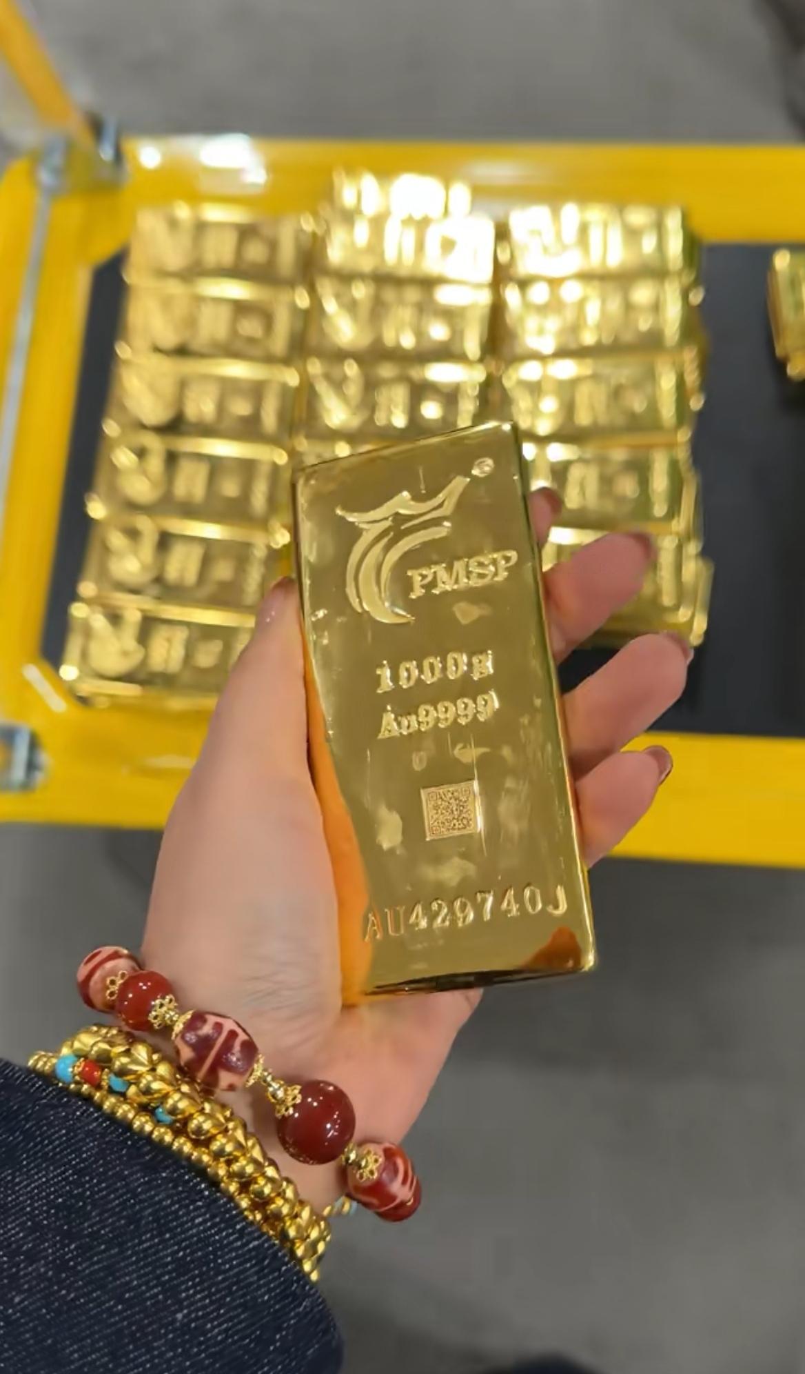 黄金暴跌 
今日金价实时更新 
2025年10月29日
今日金价[打卡R]904