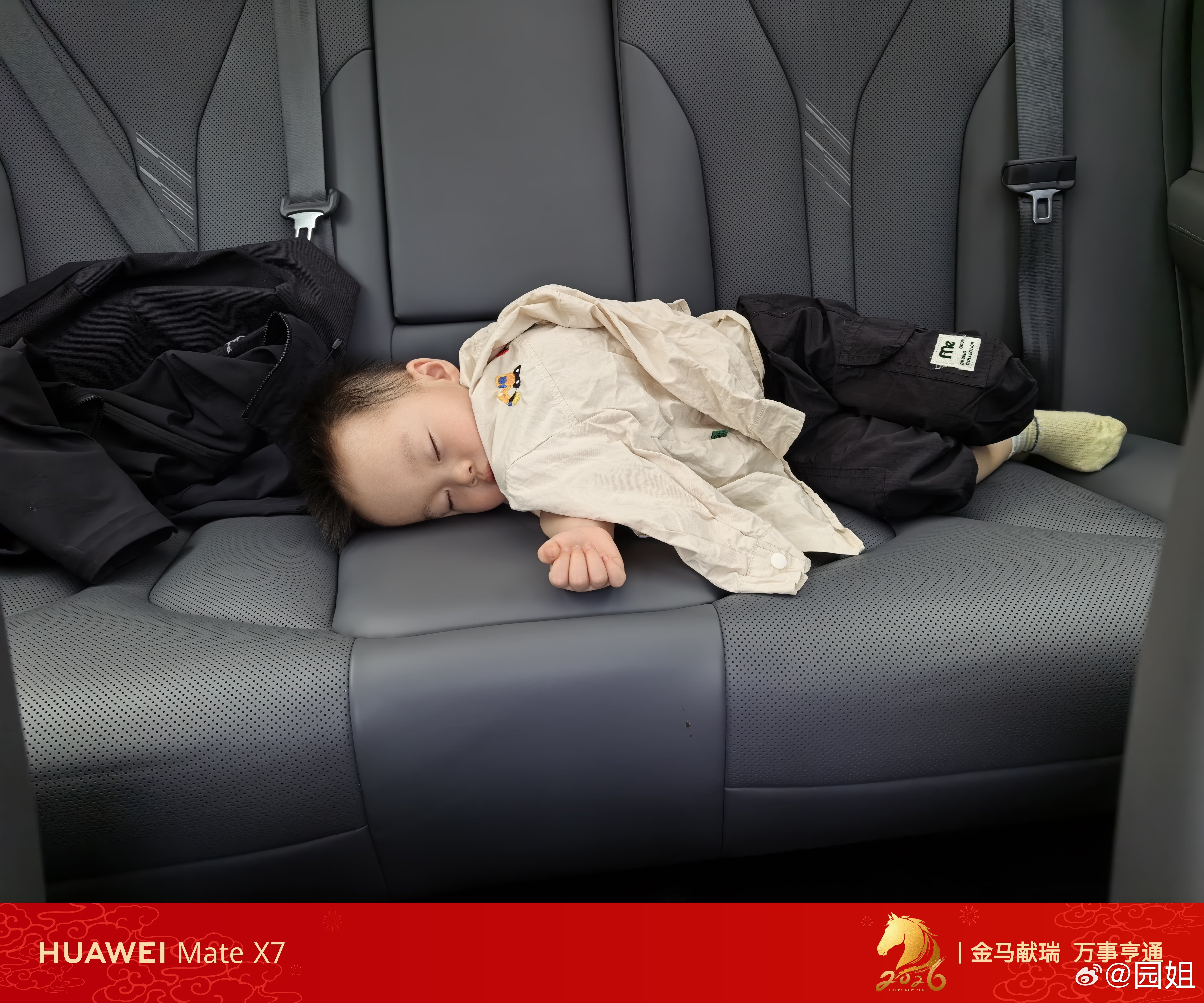 这个小战士叫二宝，这两天玩的太欢，现在已老实，在车上睡的呼呼的，没办法我们已经停