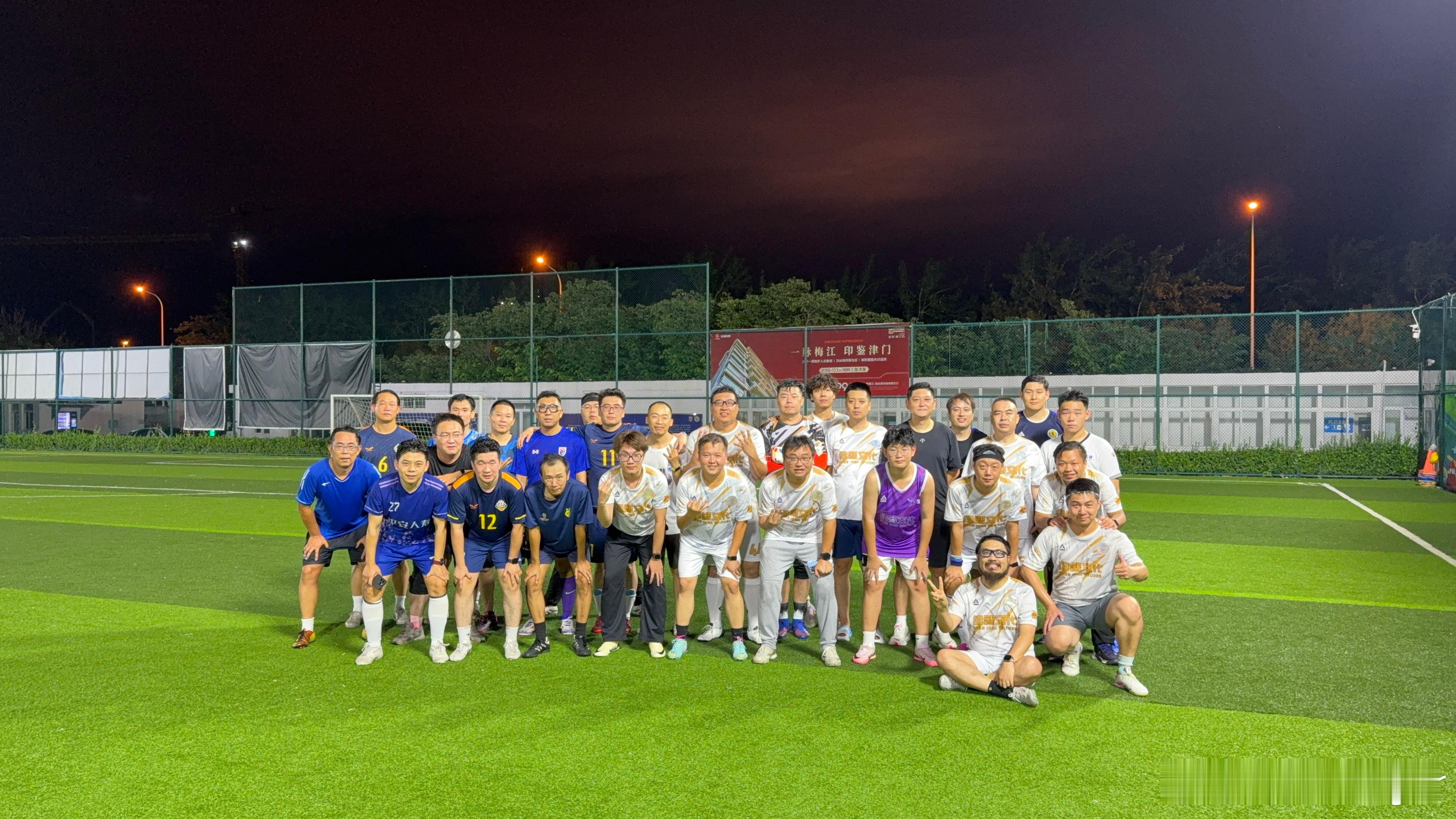 又是到了球场雨就停，就这么好！希望明天也是。踢球就高兴  ​​​