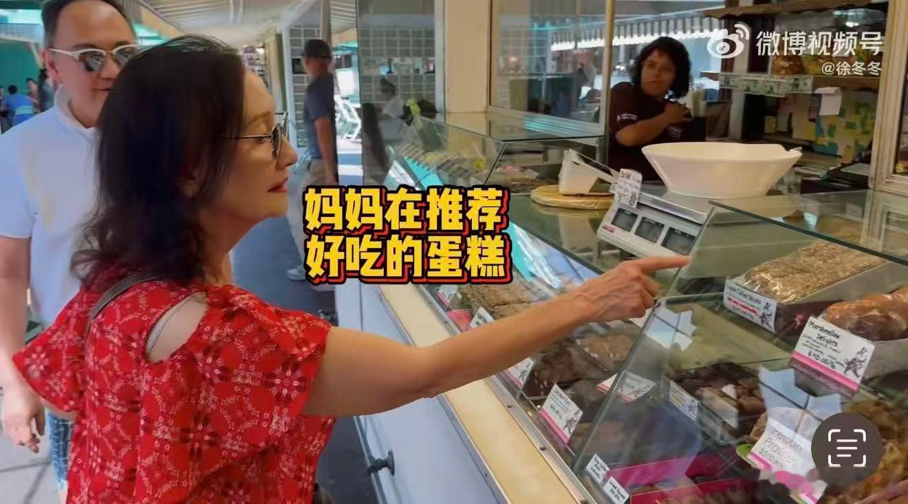 徐冬冬洛杉矶与婆婆团聚阔别一年终于相见！徐冬冬在洛杉矶和婆婆相聚，一起逛街吃饭，