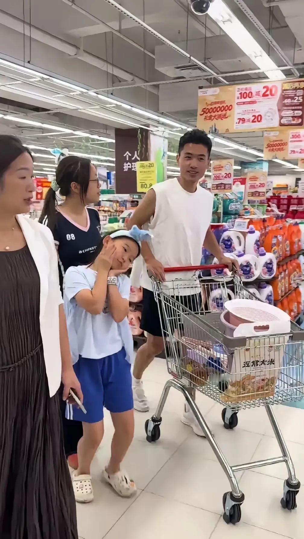 谢浩男小妹：古灵精怪的暖心小天使

谢浩男的小妹今天又凭借一系列可爱举动，成功圈