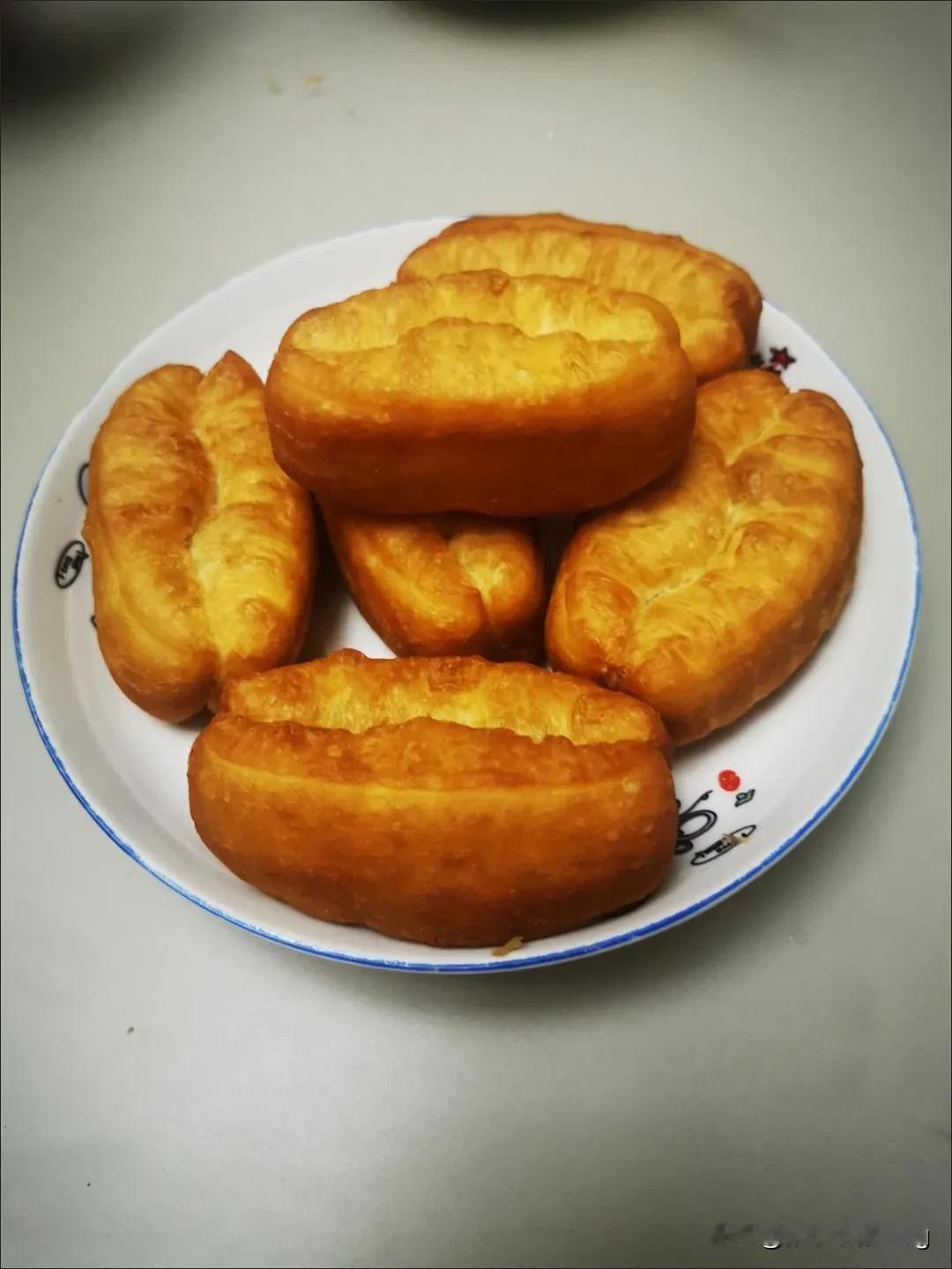 每天早上都为吃什么而发愁？这个小油条真心的好吃！外形上小巧又可爱，深受孩子的喜欢