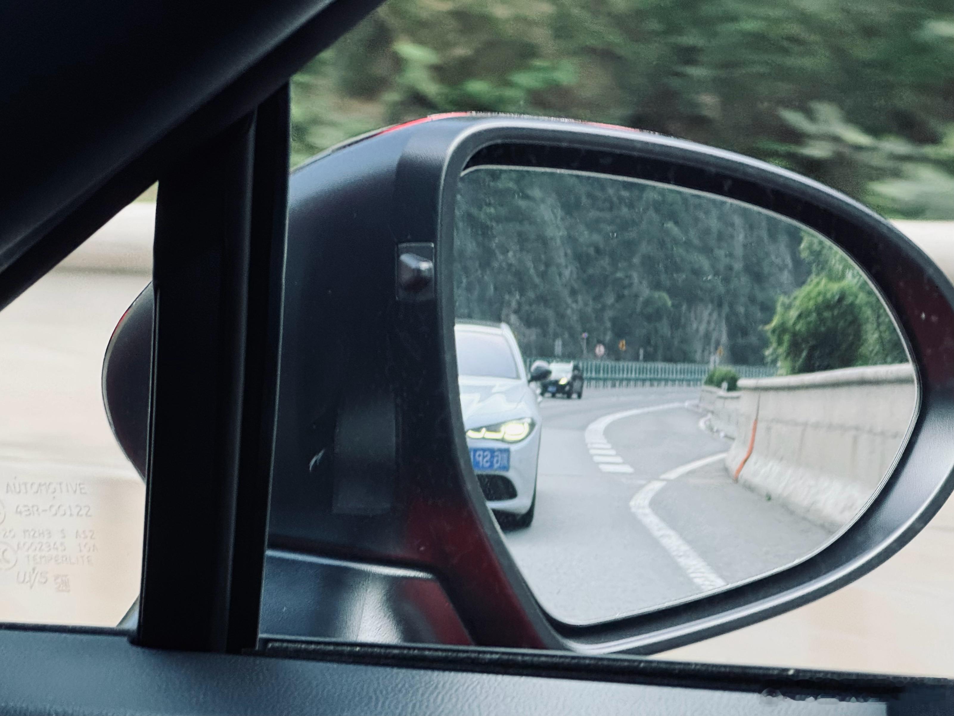 一车亦景[超话]  跑山快乐！两个西安人居然开着两台非西安牌，在西安走街串巷的[