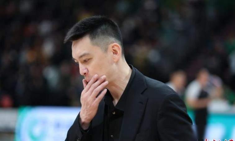 杨鸣辞职离队，辽篮跌出季后赛，他却转身拿起话筒

昨天，辽宁男篮的主教练杨鸣正式