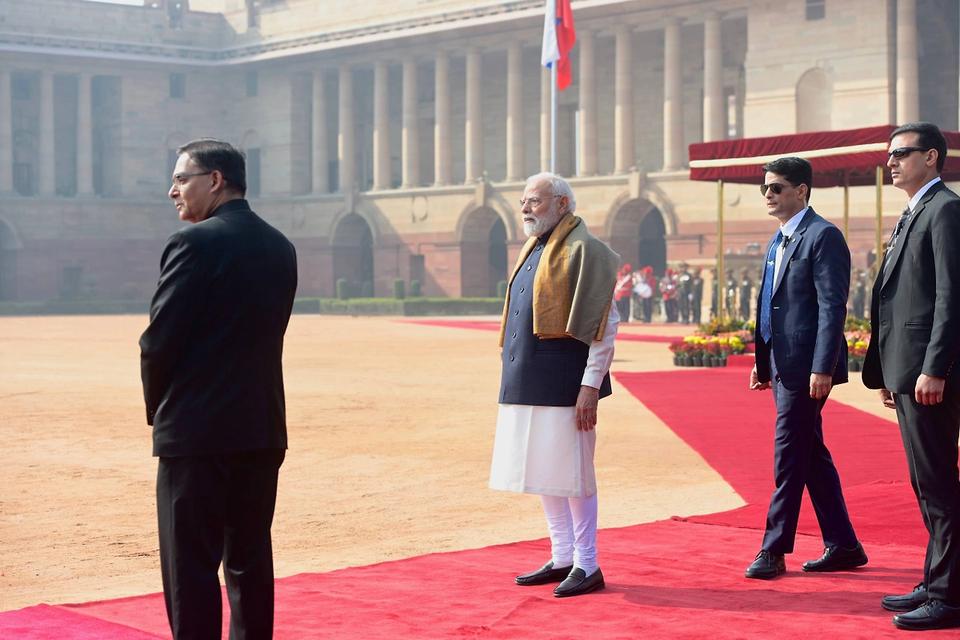 莫迪在与普京的对话中支持尽快推动乌克兰和平的努力
骑兵、大炮、红地毯：普京在新德