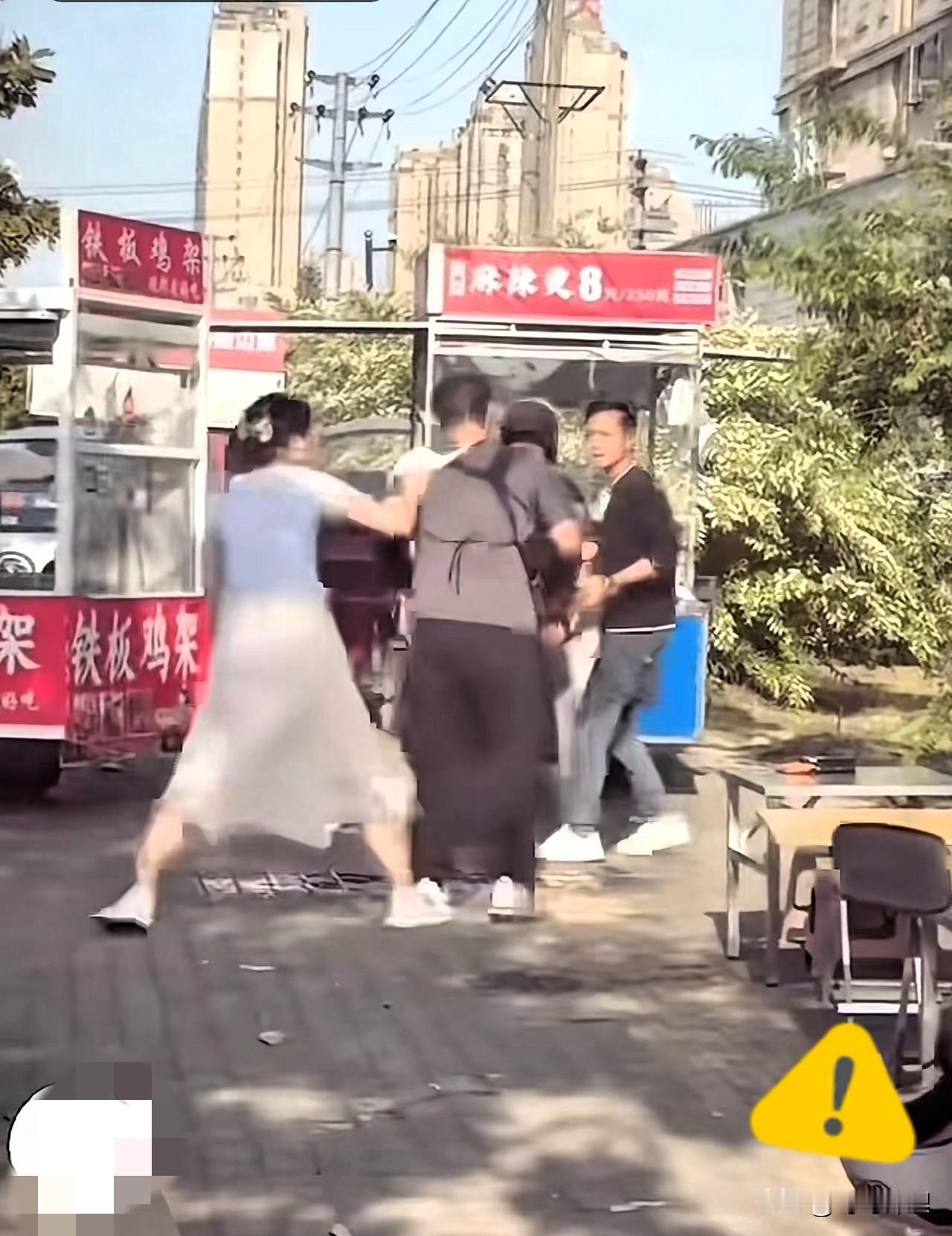 刚才看到个事儿，真是震碎了三观。

当街脱下内裤，直接套在别人头上。这操作，连荒