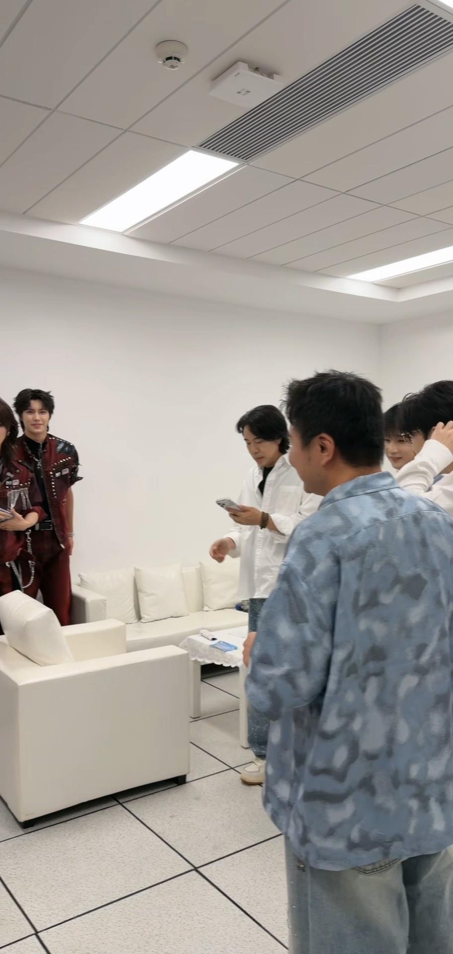 NexT1DE与水木年华两代男团同框 谁能料到新生代男团后台直播探班水木年华，跨