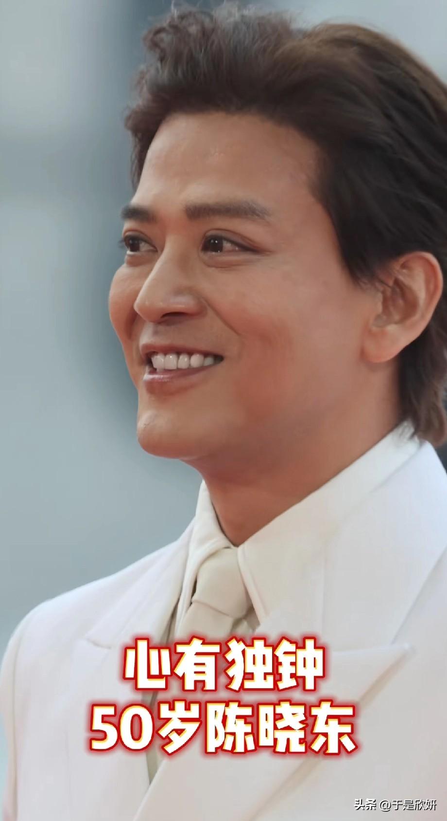 50岁陈晓东状态炸了！一身白西装亮相，网友：这才是“不老男神”该有的样子！
 