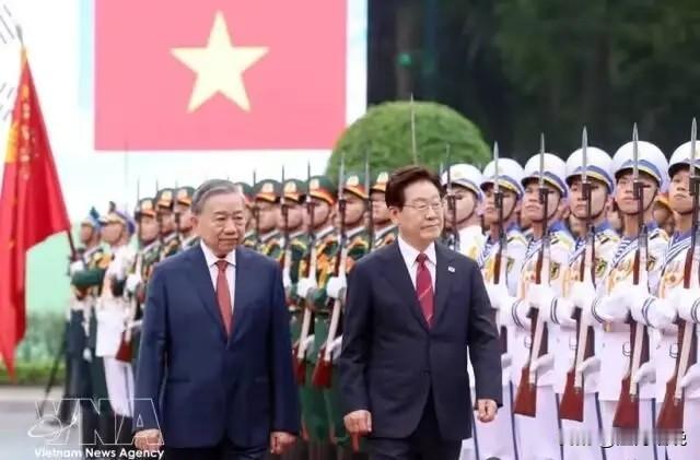 韩越双方签订12份合作文件，韩国押注越南，不仅仅是想分得一杯虞，背后是对越南的长