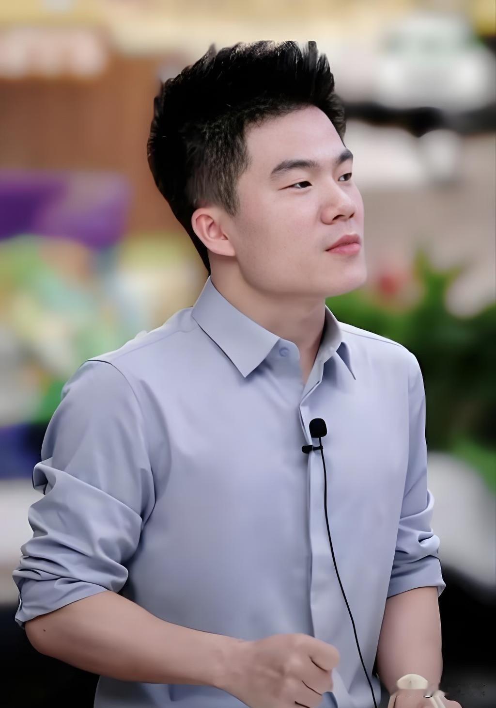 董宇辉这句话，
戳中了多少“牛马”的心巴！
听董宇辉说“骏马归厩”，我差点把手机