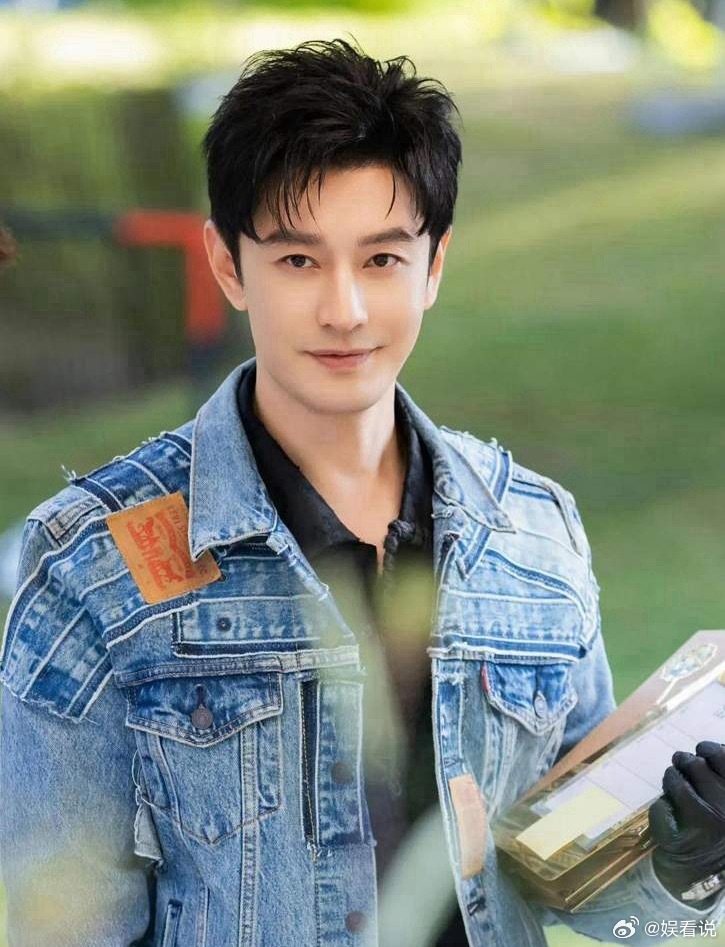 1.黄晓明跟小女友黏黏糊糊的，私下总是搂搂抱抱在一块，他身边的工作人员早就习以为