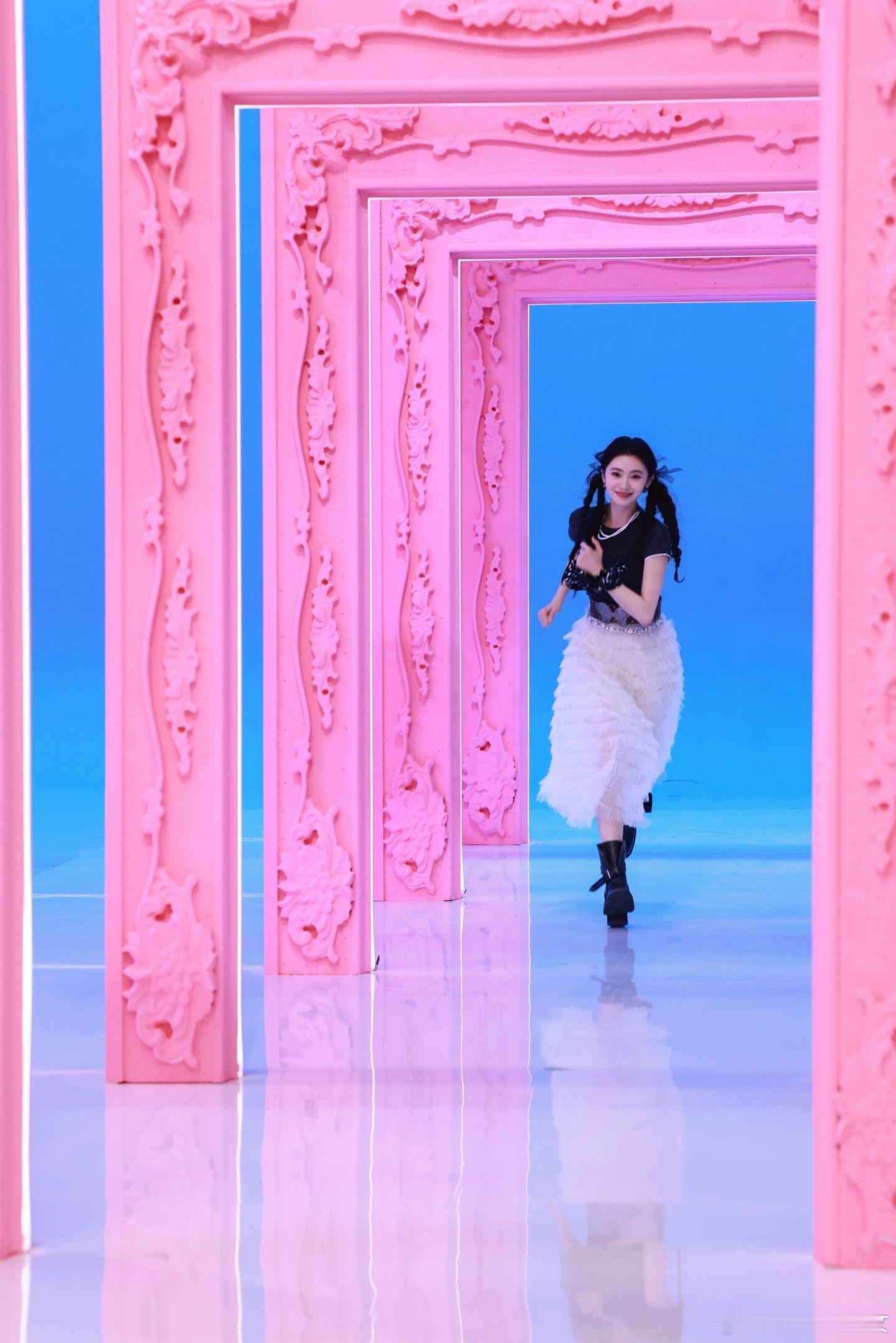 刘浩存  清甜氛围感拉满，眉眼弯弯皆是温柔治愈~ 