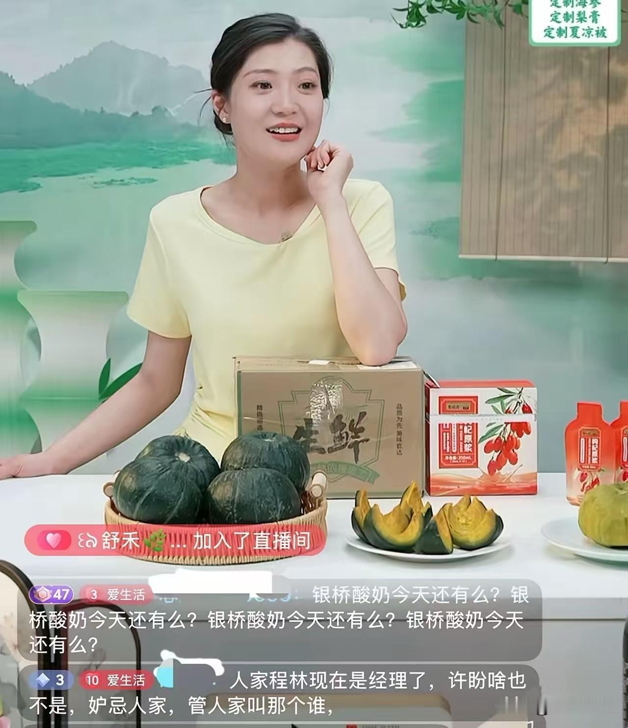 其实换个角度想，
这些黑粉也挺“不容易”的。
天天蹲守直播间，比闹钟还准时，就为