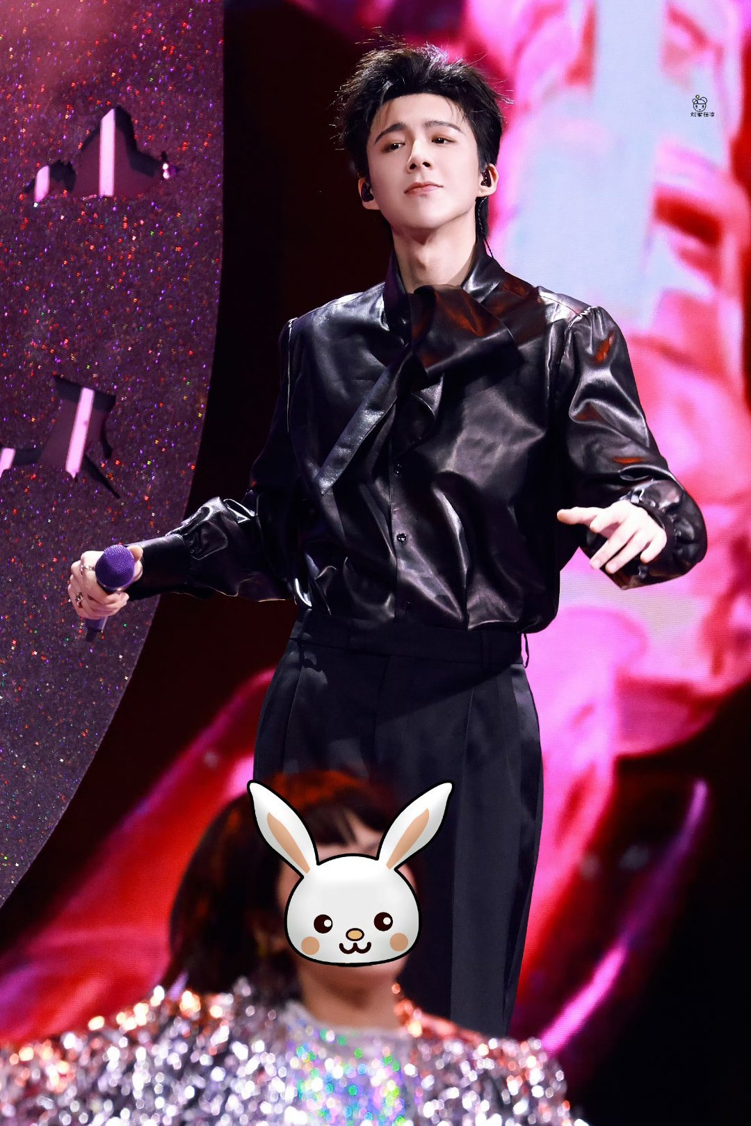 穿皮衣的老大就是帅