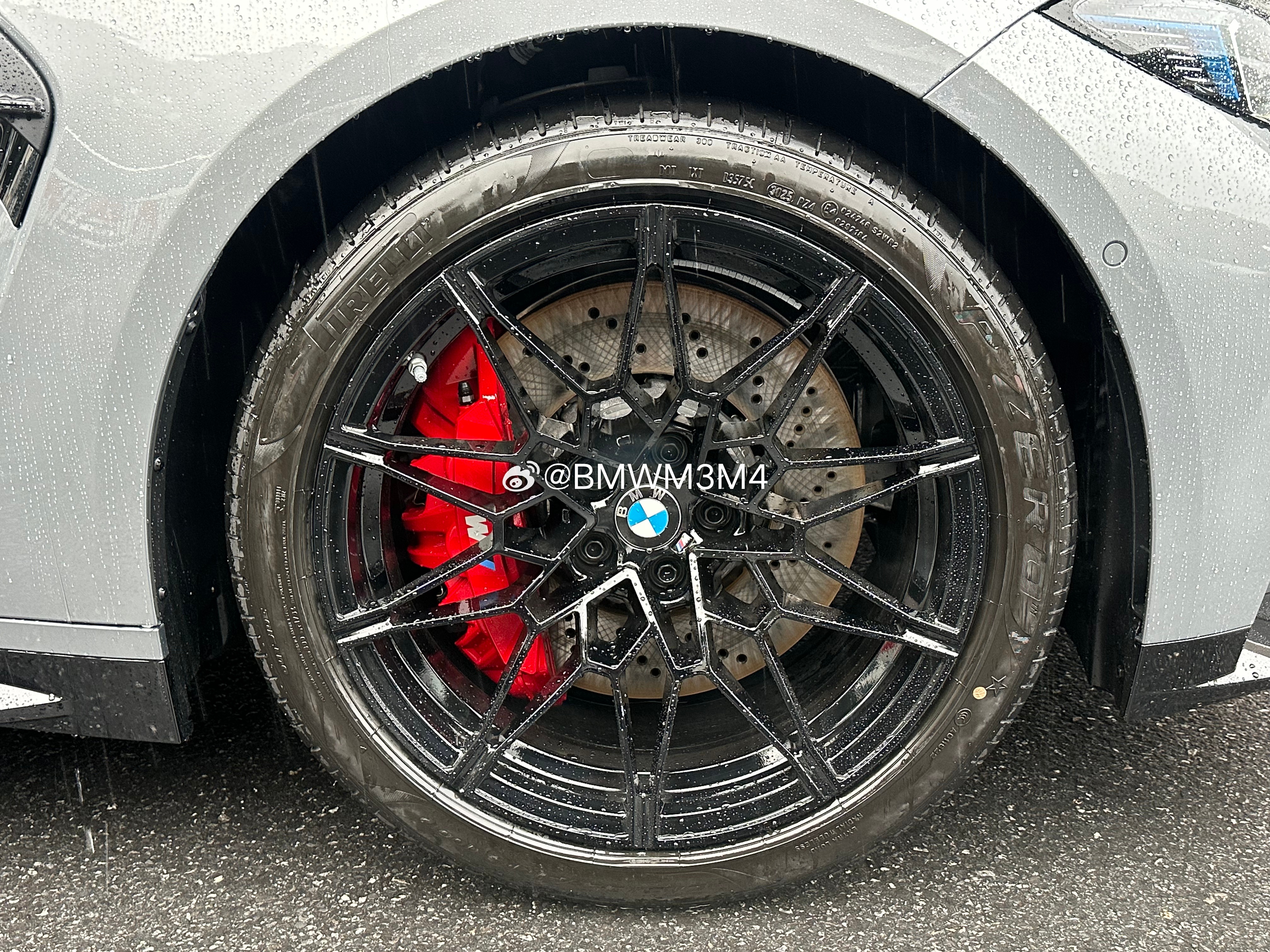 恭喜龙岗郭总喜提M4四驱摩天灰前天下了点小雨，水来财，同时有一些水珠看起来更有意