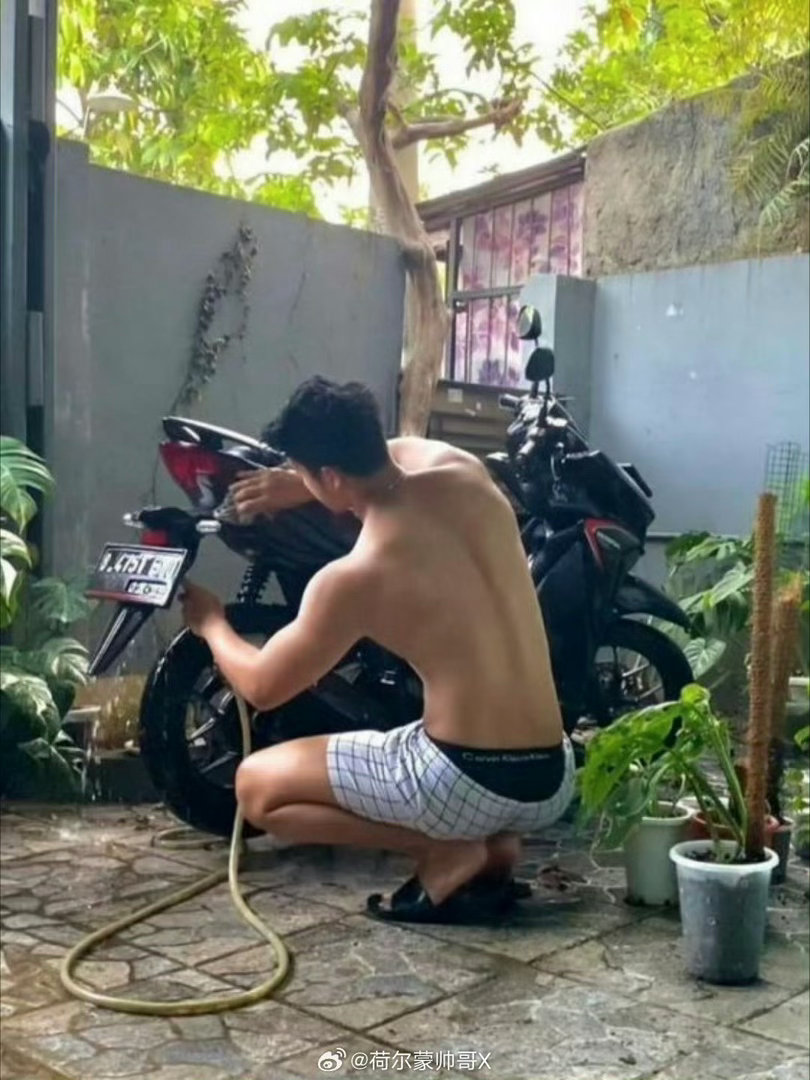 表哥来帮我洗车了 