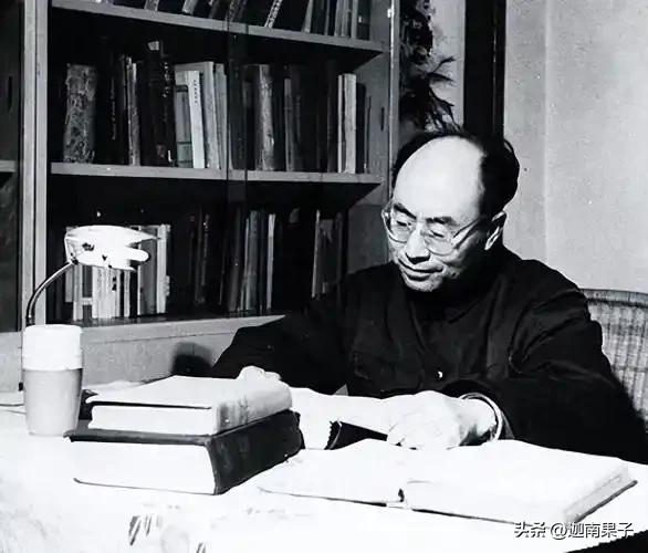 深夜两点，于敏突然痛苦推醒熟睡的妻子，浑身冷汗止不住往下流，心口剧痛难忍。他从不