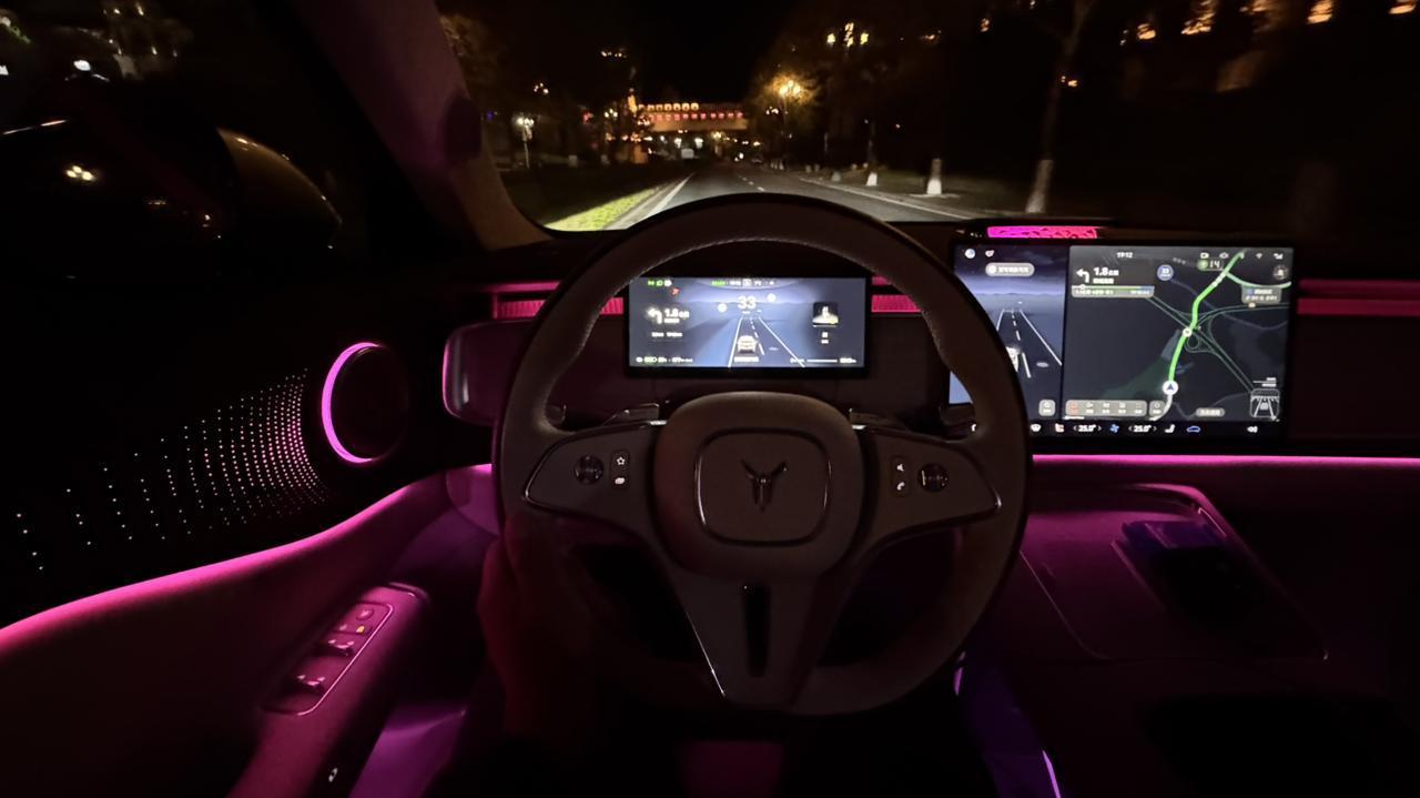 岚图知音应该是这价位氛围灯面积最大的车….
上一款我认为氛围灯超亮的车型是….奔