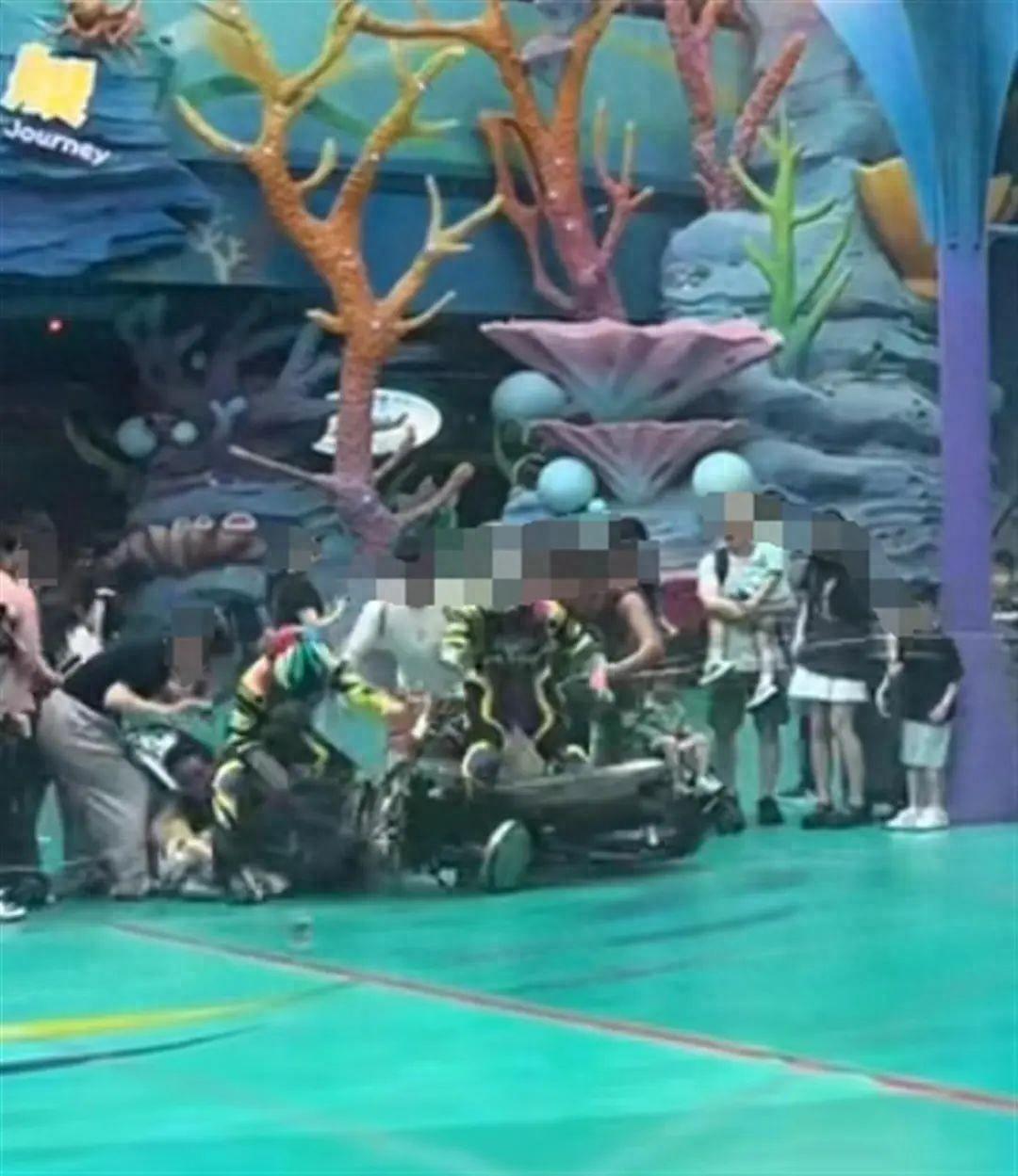 2026年2月5日傍晚五点，广州长隆环球飞车表演再度上演惊险一幕，高速行驶的摩托