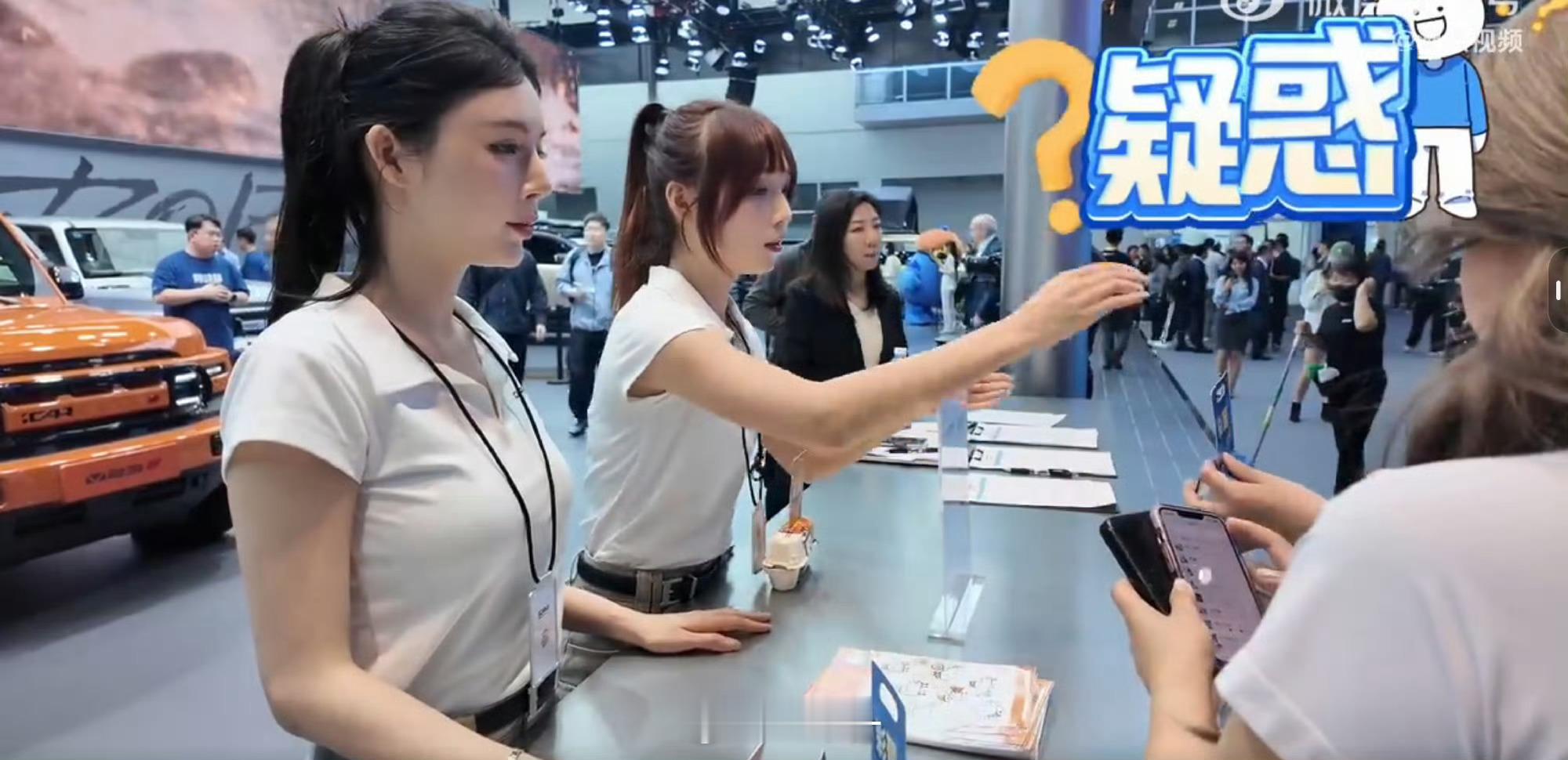 00后北京车展领鸡蛋北京车展搞笑名场面出圈，年轻人佛系逛展自在随心。永远要给生活