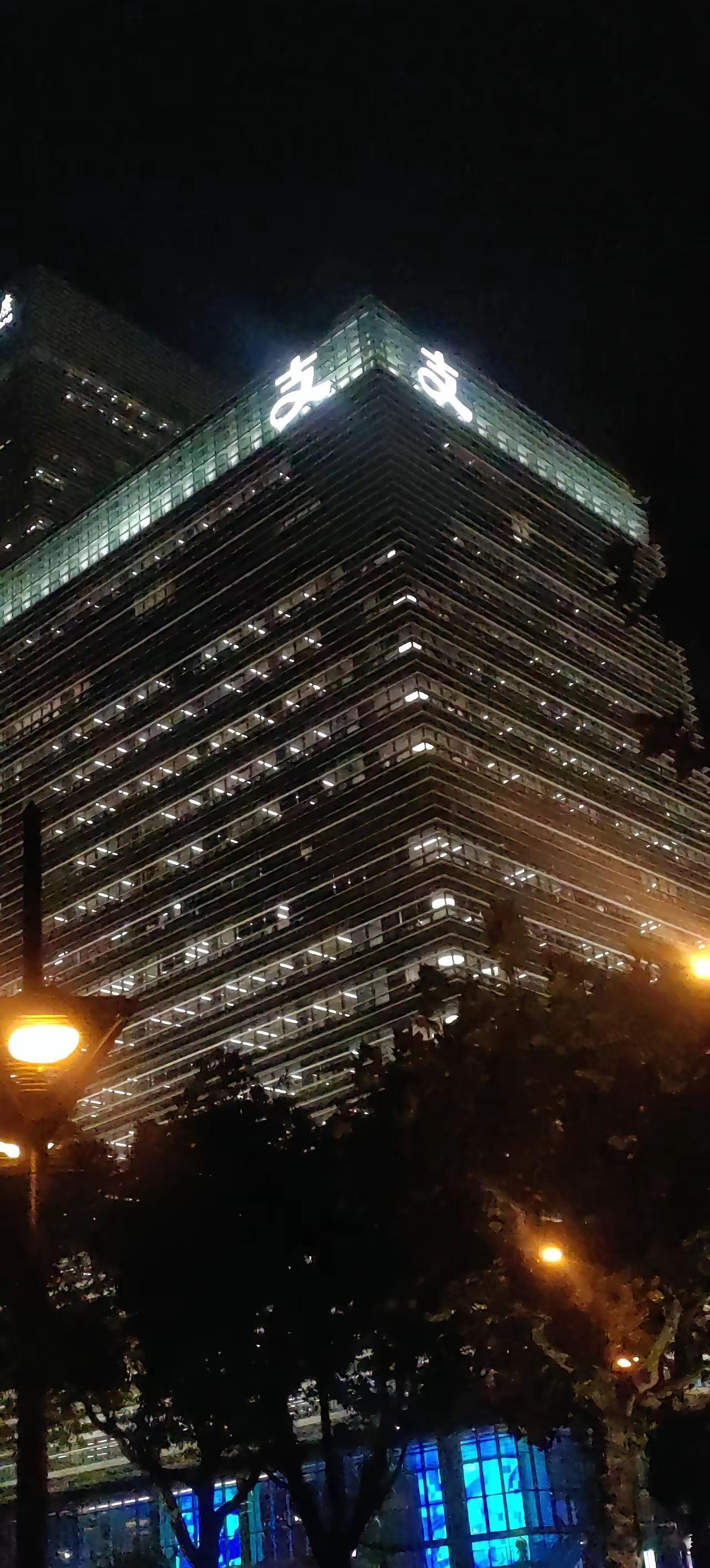 这座大楼顶上的logo，加个口字旁多好。吱吱…瞬间生动了许多。