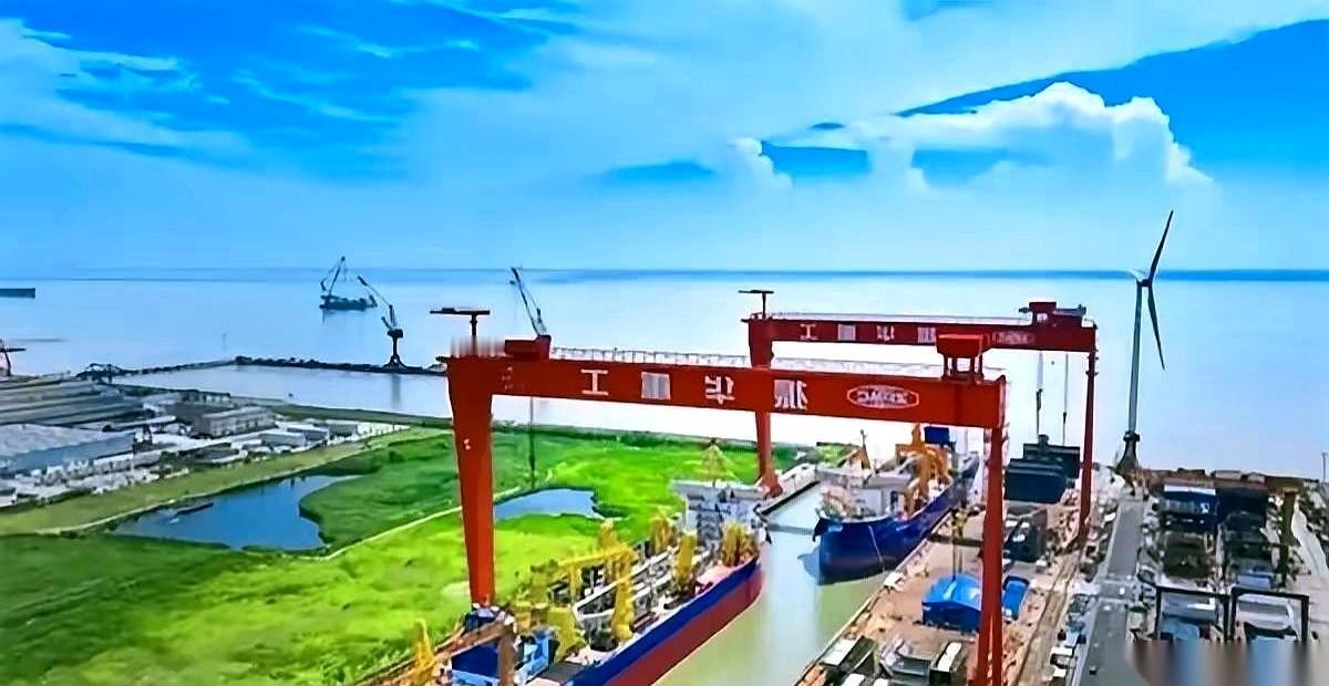 有些东西，你不服不行。
咱家那两艘新船，刚从东海遛弯回来。名字起得也霸气，“通浚