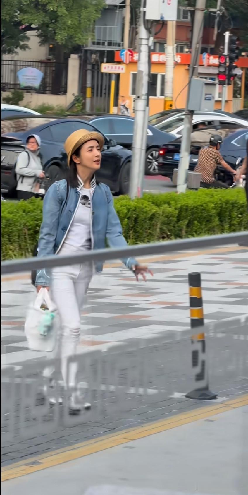 北京今天这大热天儿，林依晨愣是长袖长裤就晃悠来了。别人红毯卷生卷死，姐主打一个“