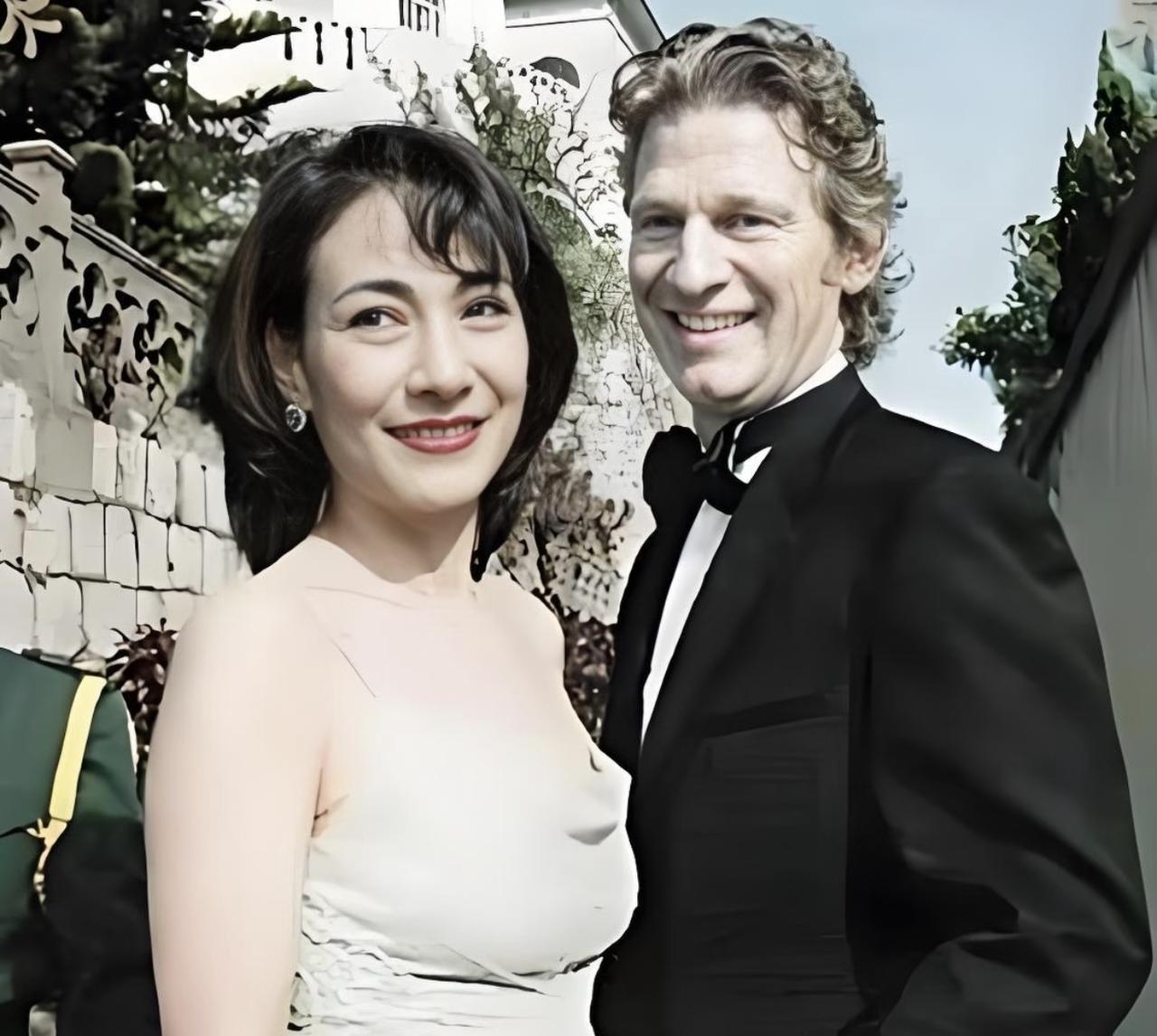 图里这位女士，是赌王大房的次女何超贤，身旁是她丹麦籍丈夫Peter。她本身是一名