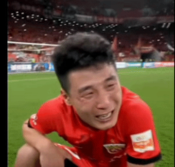 当看到赛后武磊哭得一塌糊涂时！真想掏出一本《论演员的修养》，直接摔到他的脸上[打