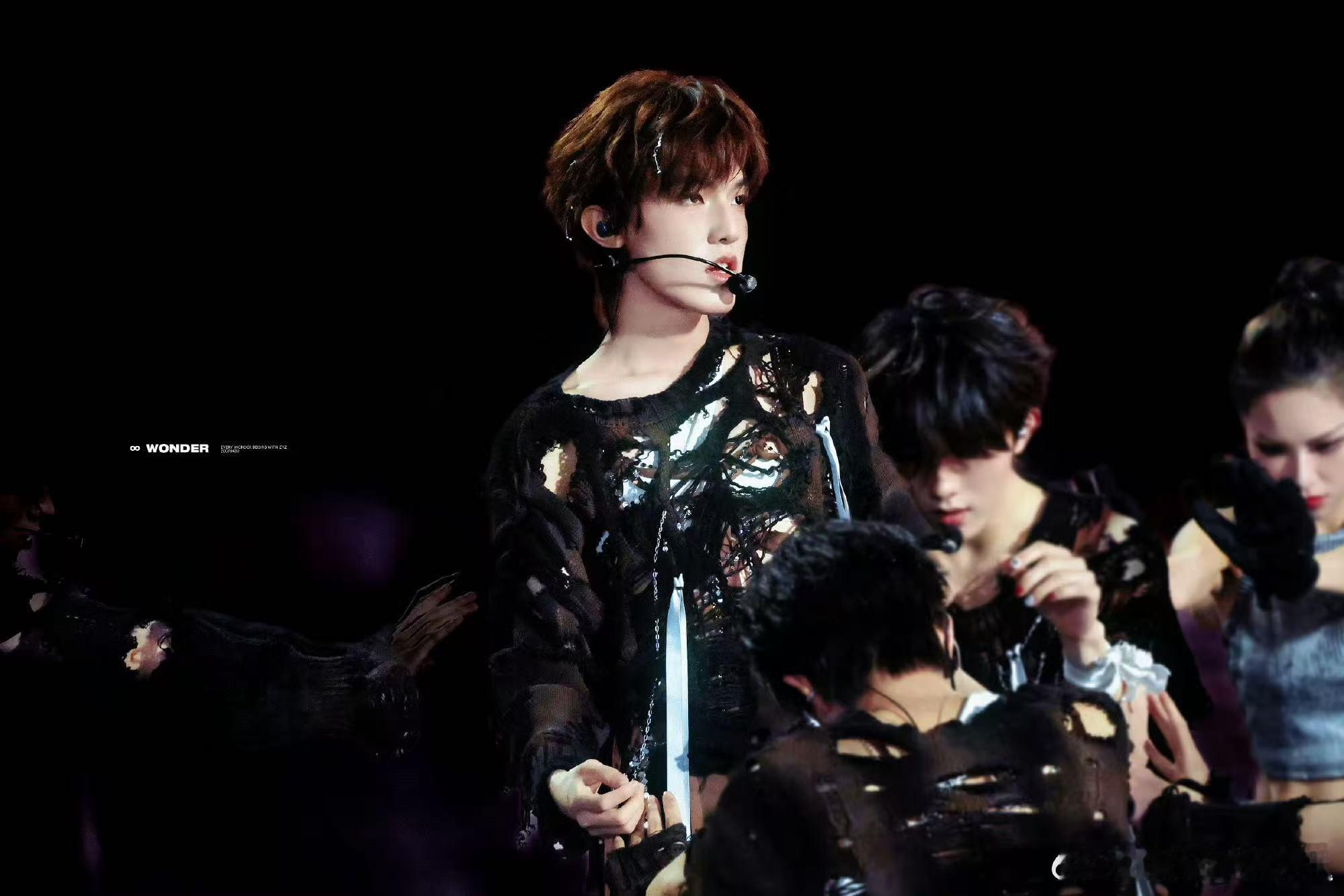 张泽禹 哥穿破布都是帅哥张泽禹没有不全开麦的义务 张泽禹真的是天生爱豆吧！随便穿