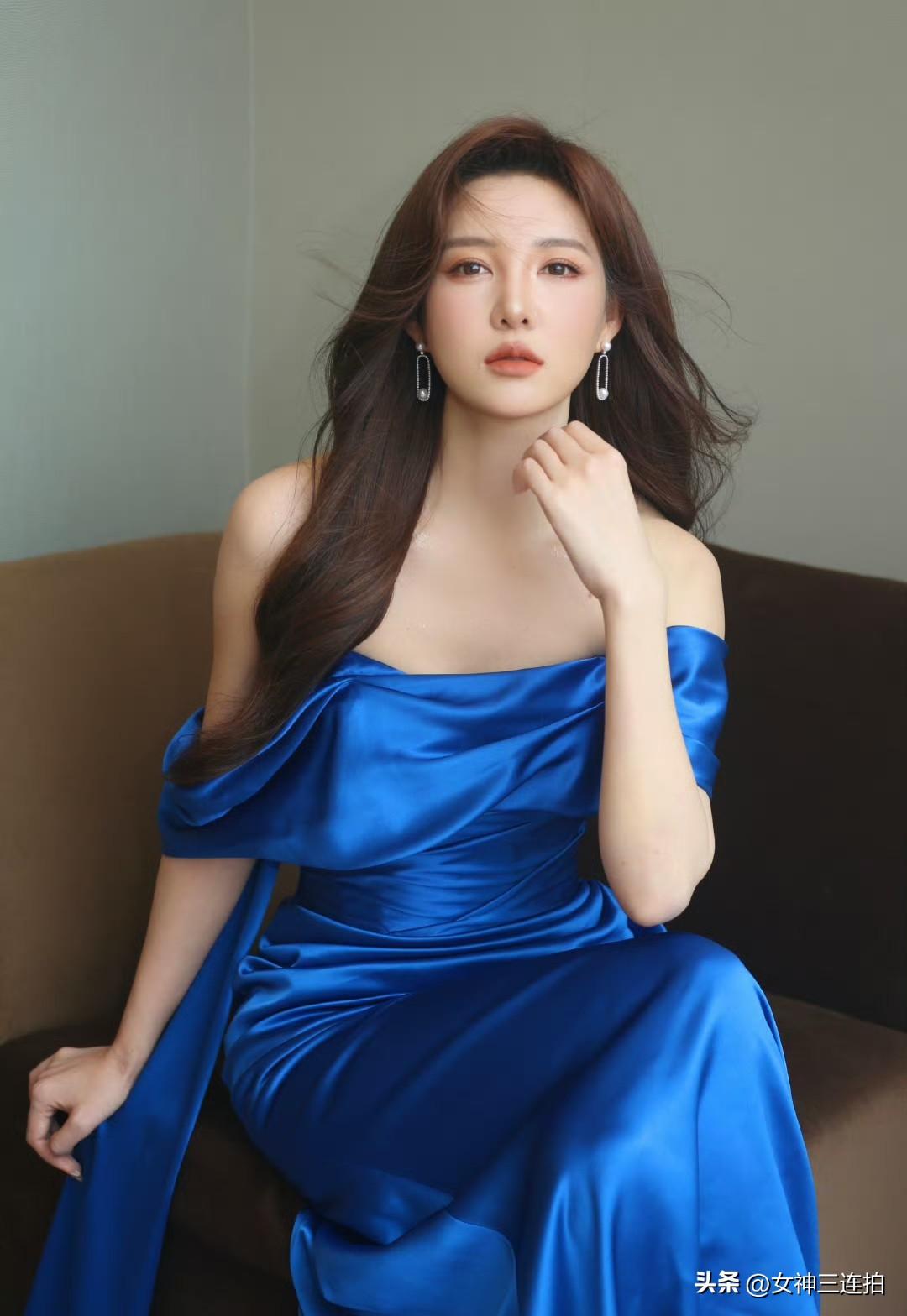 优雅蓝裙，女神三连拍，尽显魅力！