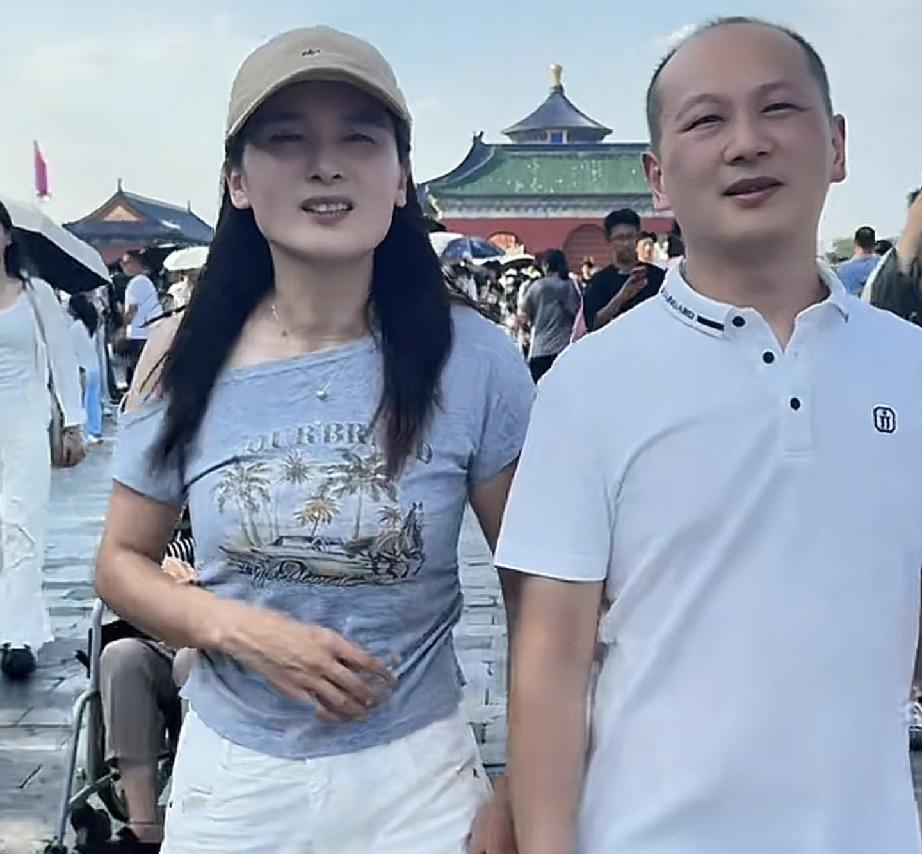 瑾汐今天应该是没有出门评论区和网友互动频繁  有网友去过瑾汐二哥工作的地方
二哈