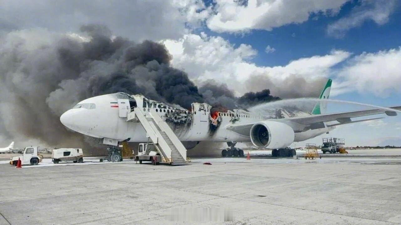 网上流传出伊朗马汉航空去年偷偷引进的777-200ER在德黑兰机场受到导弹袭击的