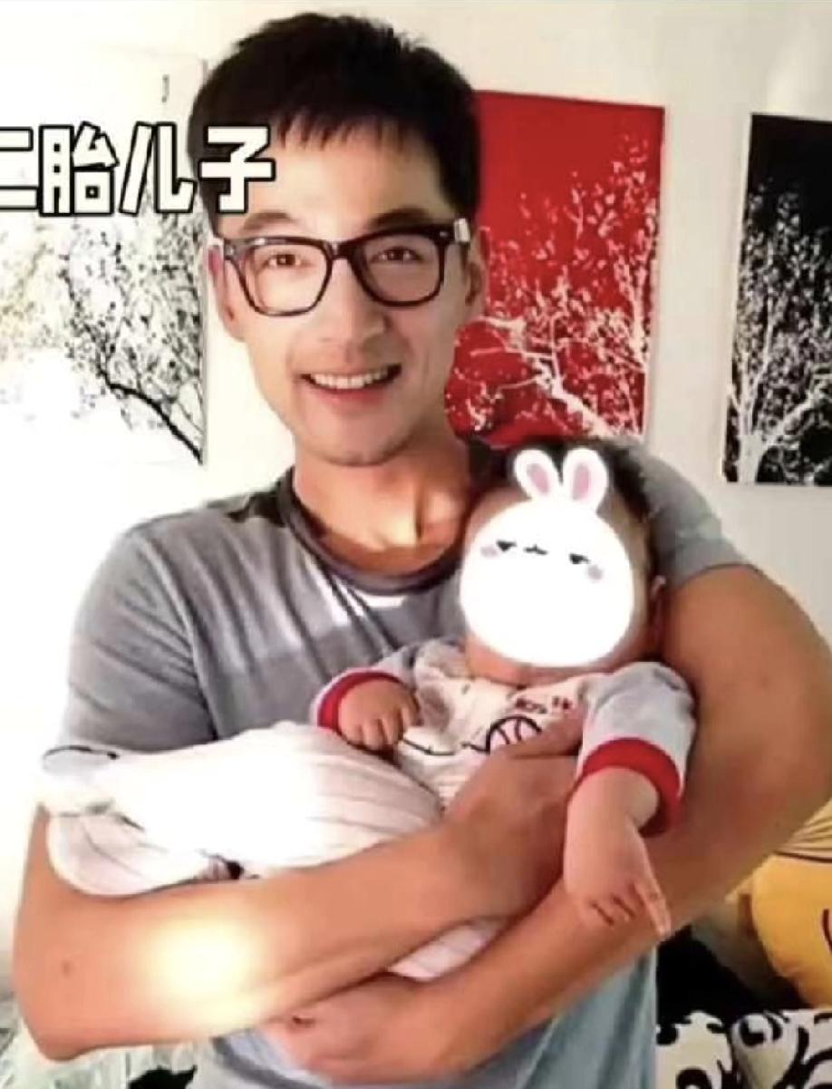 胡歌还真是闷声干大事的人啊，
​居然又生了个二胎，
​生大女儿的时候，有人说是在