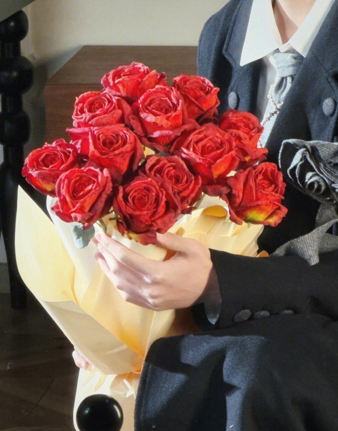 王橹杰手捧红玫瑰这次的红玫瑰不是随手一拍。白衬衫配红花，极简但极抓眼，澳门演唱会