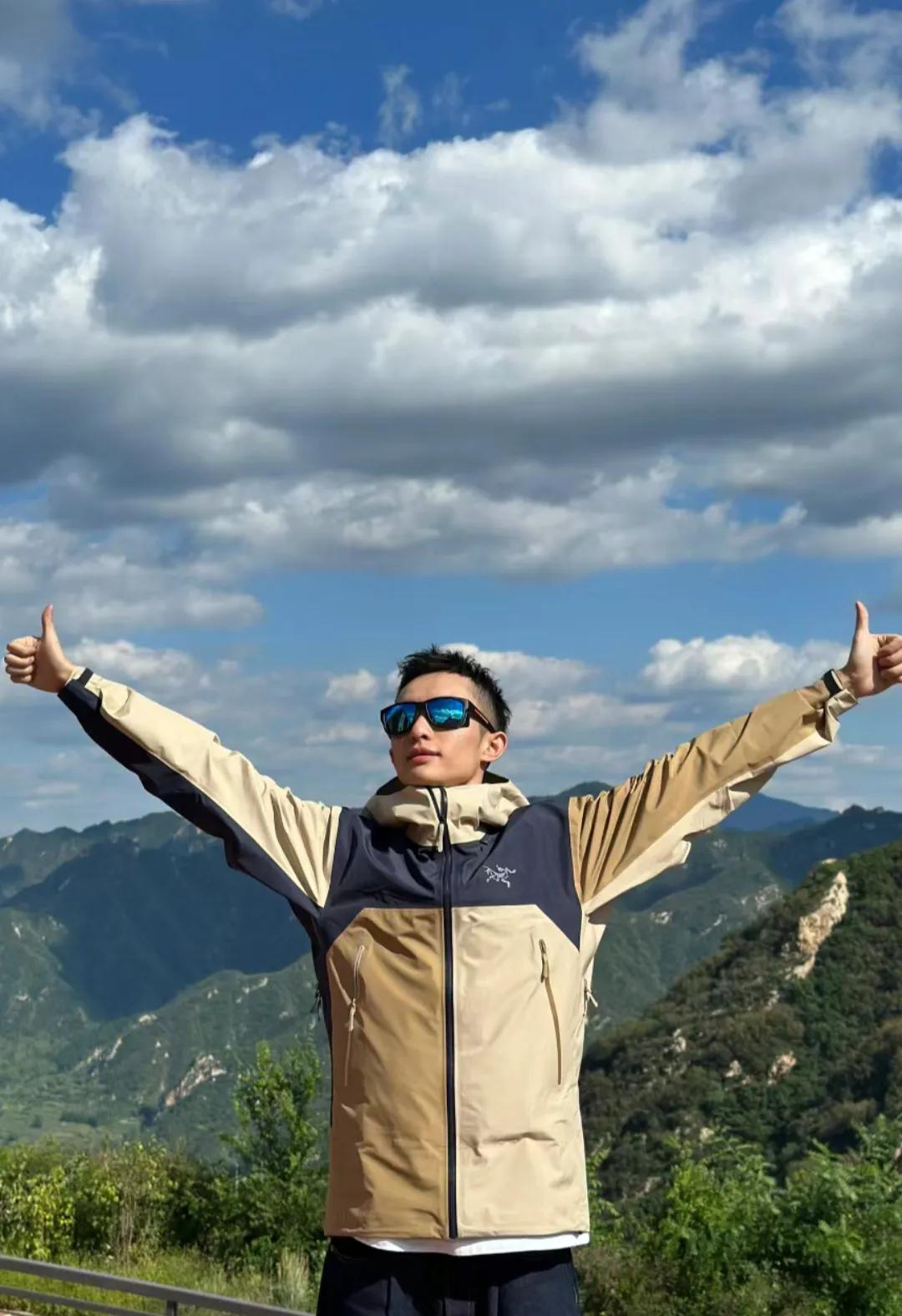 白宇帆高兴的分享随拍，因为他理短发了，看着精干帅气而且十分阳光，不过就是瘦了许多