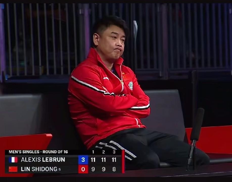 王皓心疼的不是与冠军无缘了，也不是让他丢面子，而是心疼他们的辛苦付出。

看着王