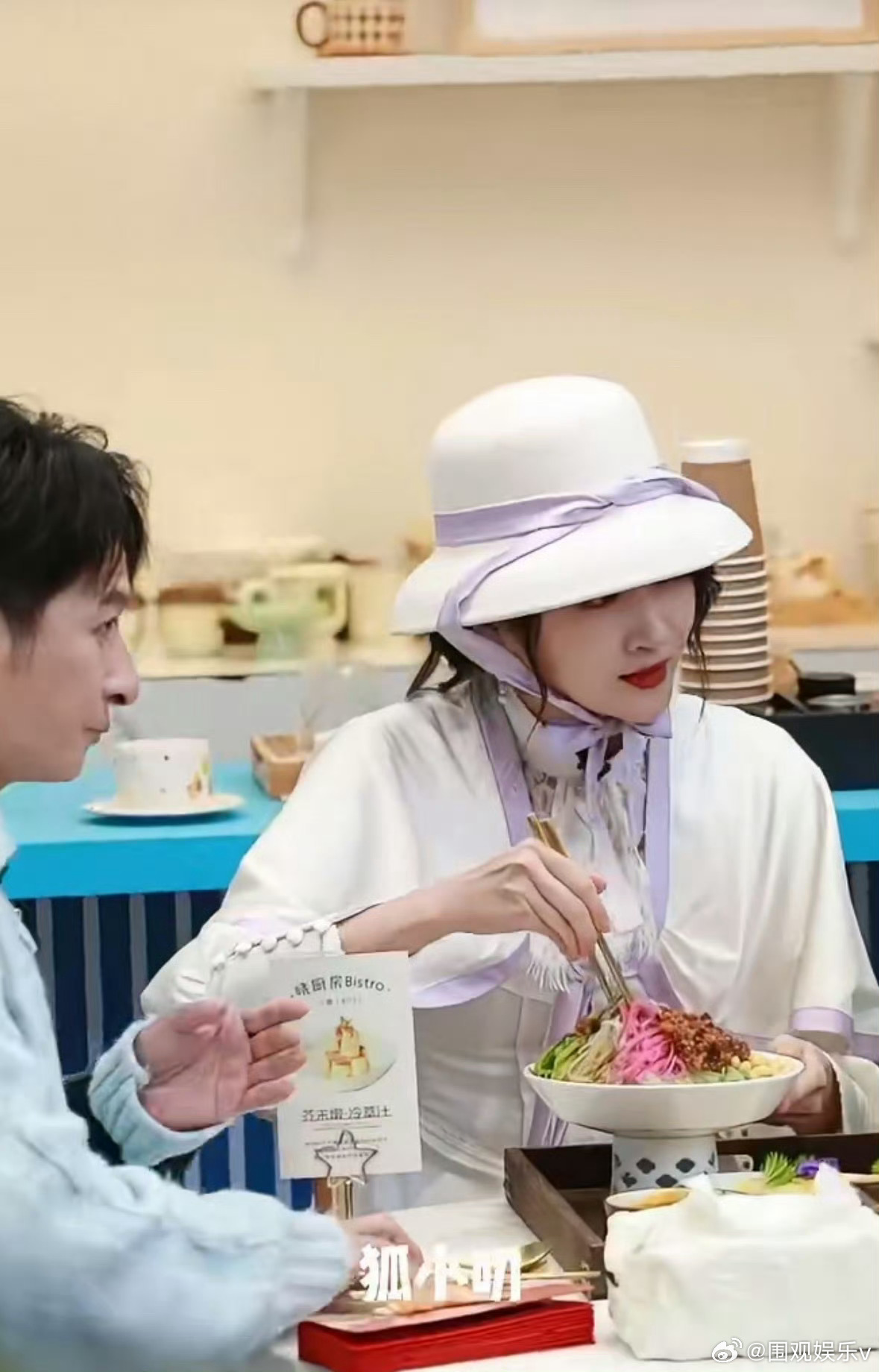 关晓彤搅半天一口没吃 美丽瘦女人的职业素养，格格状态确实越来越好了 ​​​