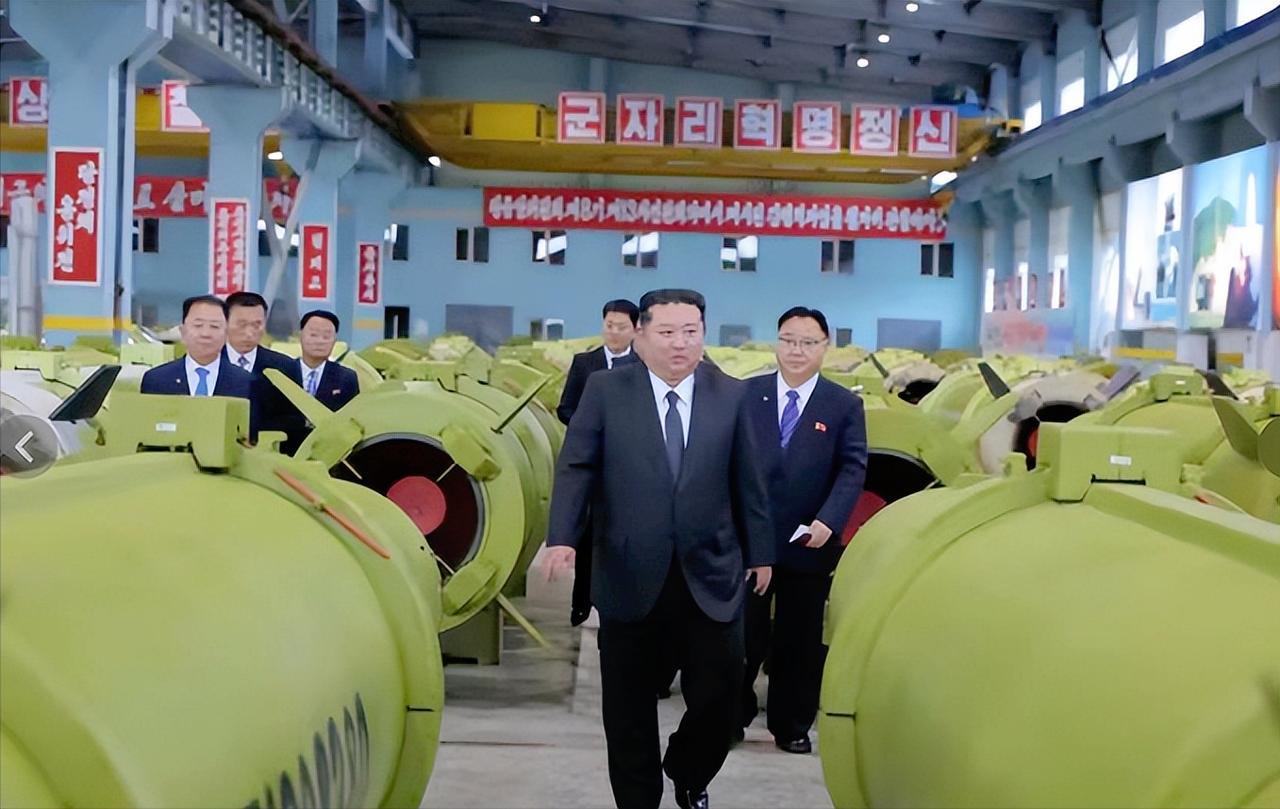 “秀肌肉”就是如此简单粗暴，最近朝中社发了组朝鲜导弹工厂的照片看完真让人吃惊，车