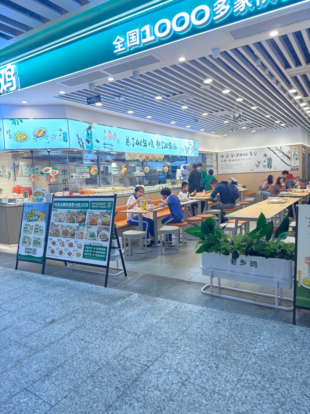 深圳新鹏城 今晚继续奔赴深体专业足球场，一如既往选择绿色出行、地铁直达。特意给各