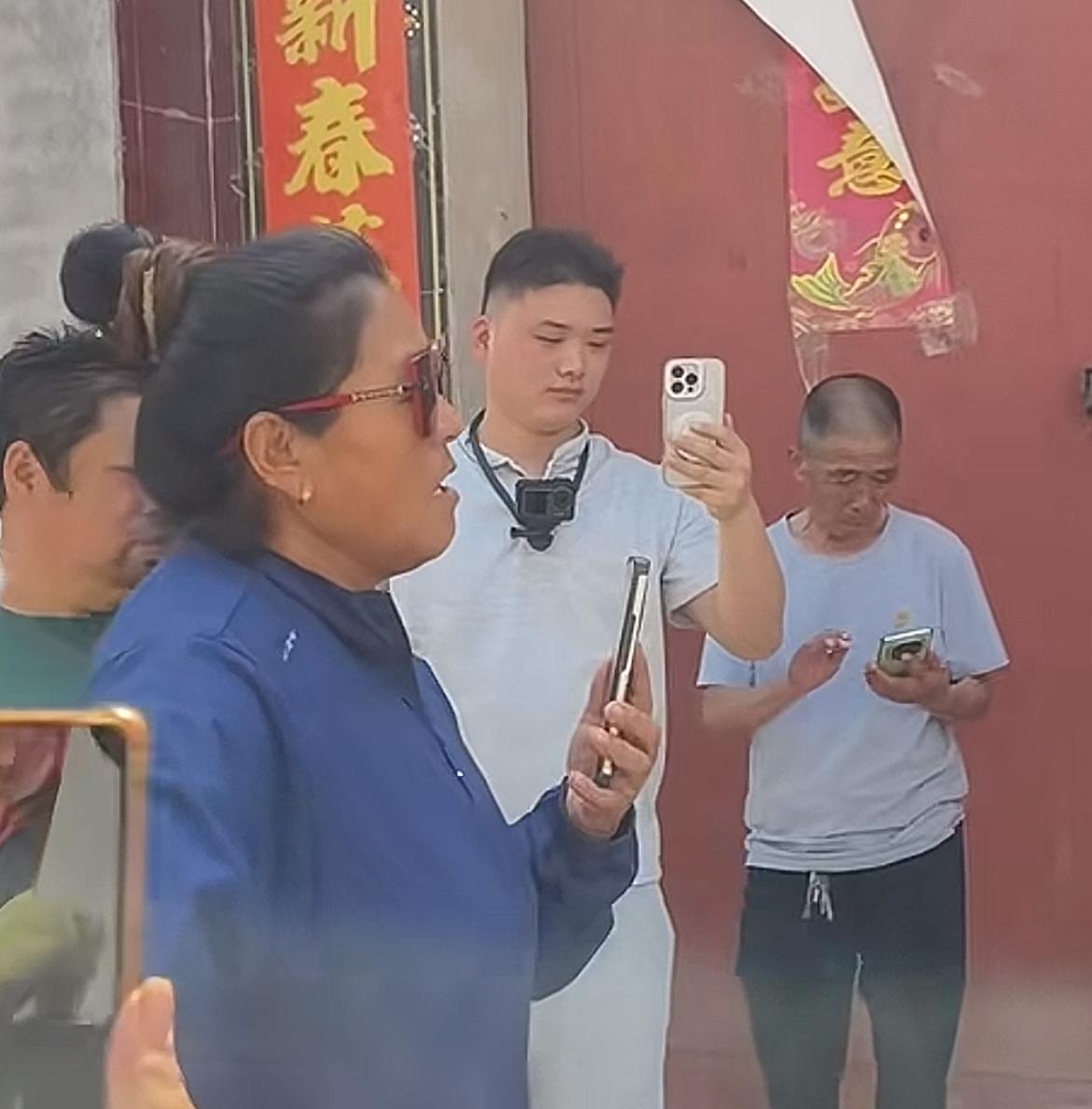 我预料到大衣哥红了以后，会有人借钱，会有人堵门拍视频，也会有人拿“老乡”“朋友”