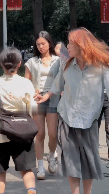 张婧仪的私服有必要改善一下，她的搭配是真的不像女明星，甚至比很多普通人还随意，感