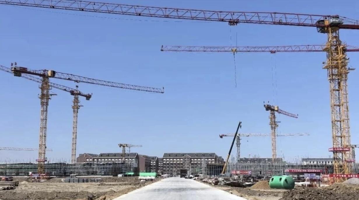 锦州医科大学新校园门诊楼率先封顶，项目进入主体建设新阶段。一期基础工程全部完成！