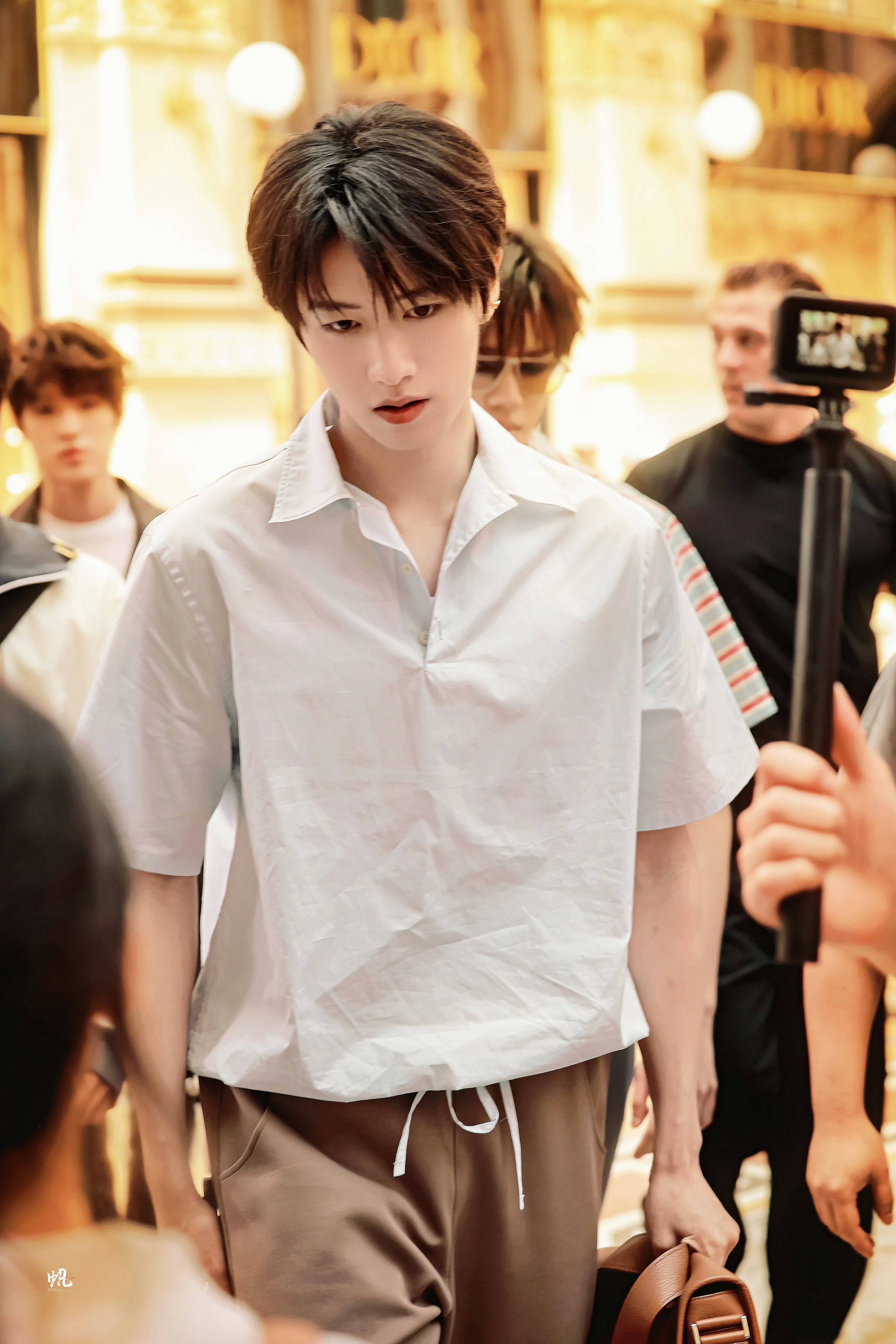 朱志鑫今日受邀PRADA探店Look🈶，清爽标致～男装周｜米兰男装周 ​​​