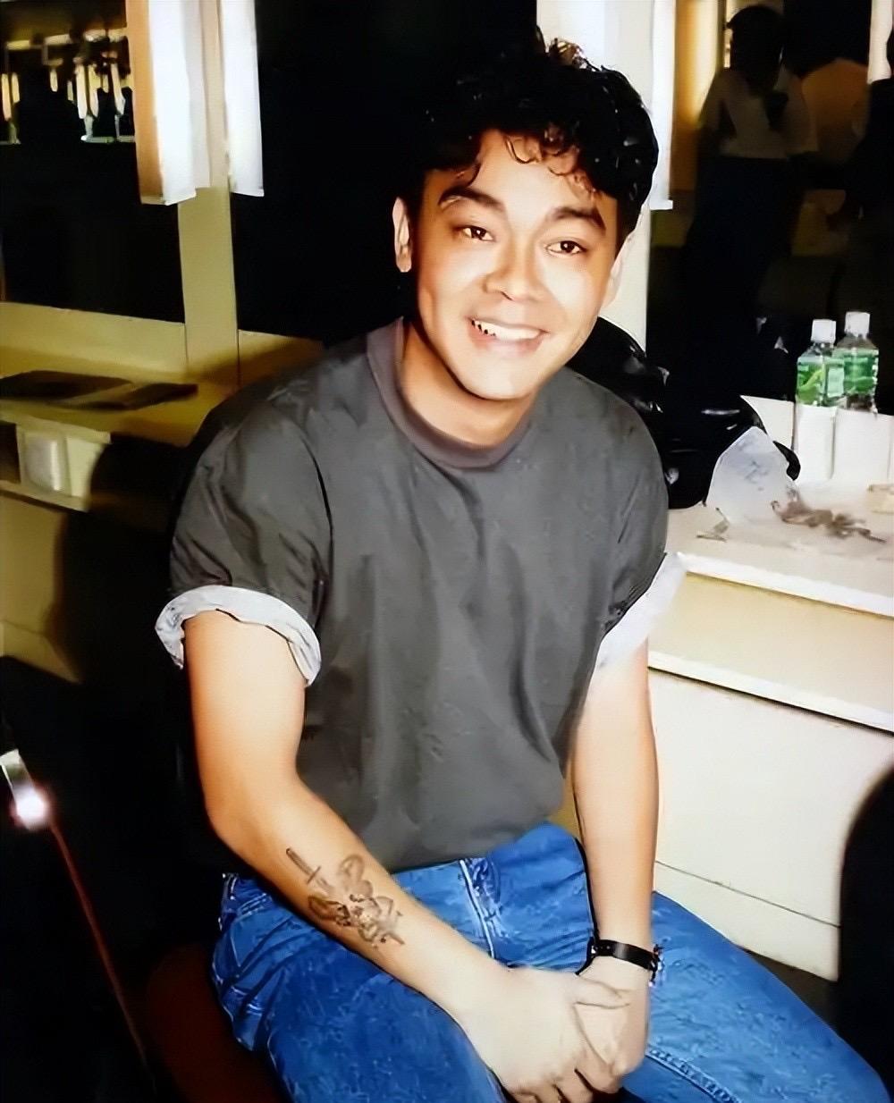 刘青云拿影帝到61岁，观众等了四十年，新奖杯藏着啥故事。
刘青云六十多岁又拿了一