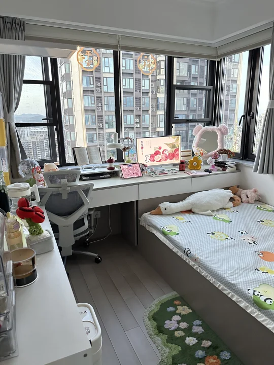 下班到家晚上6点半的小卧室，干干净净好舒服