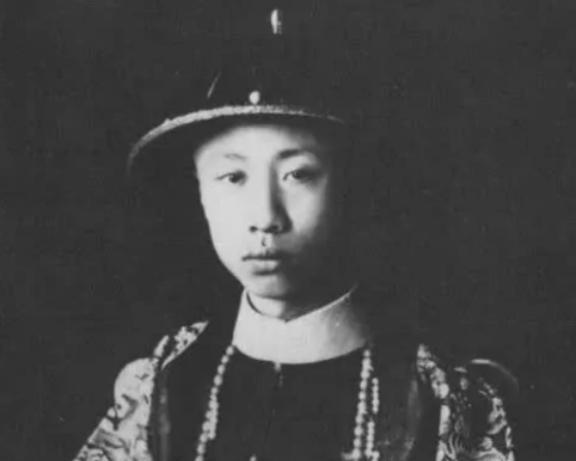 毛主席说过，溥仪不能杀，而且搞特赦第一个就应该是把溥仪放出来，溥仪好歹也当过三年