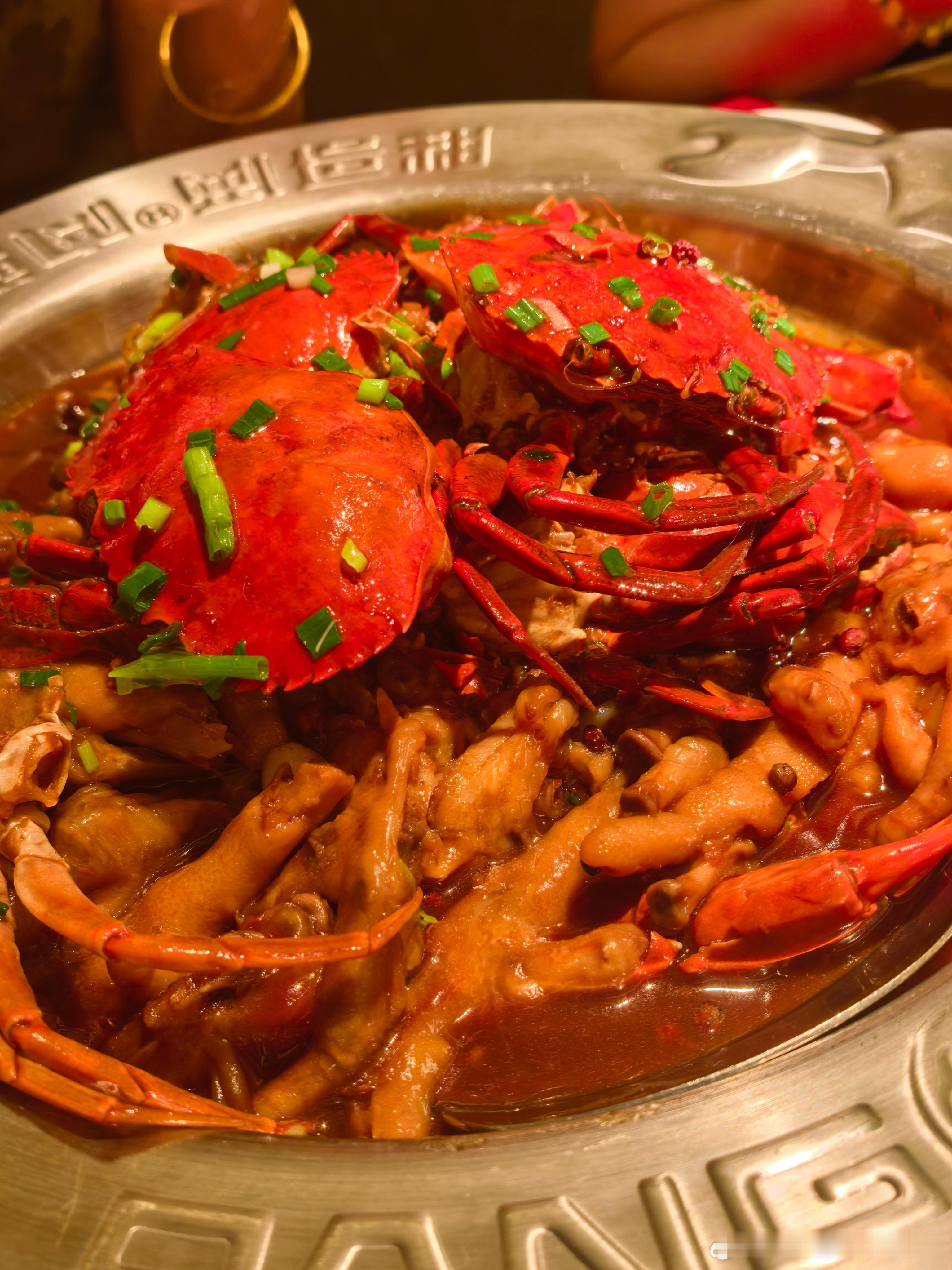 秋风起，蟹脚痒🦀！今天安排一锅热腾腾的肉蟹煲，酱香浓郁，蟹肉饱满，咬一口鲜到掉