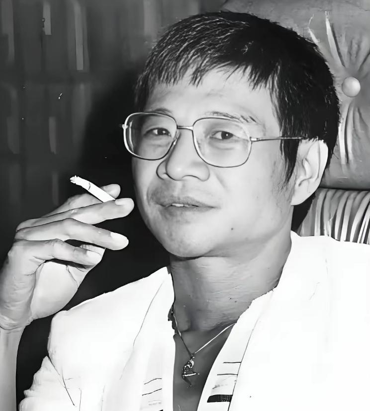 1957年，倪聪在内蒙古当公安，因养狗咬了领导、拆木桥烤火被判重刑。走投无路之下